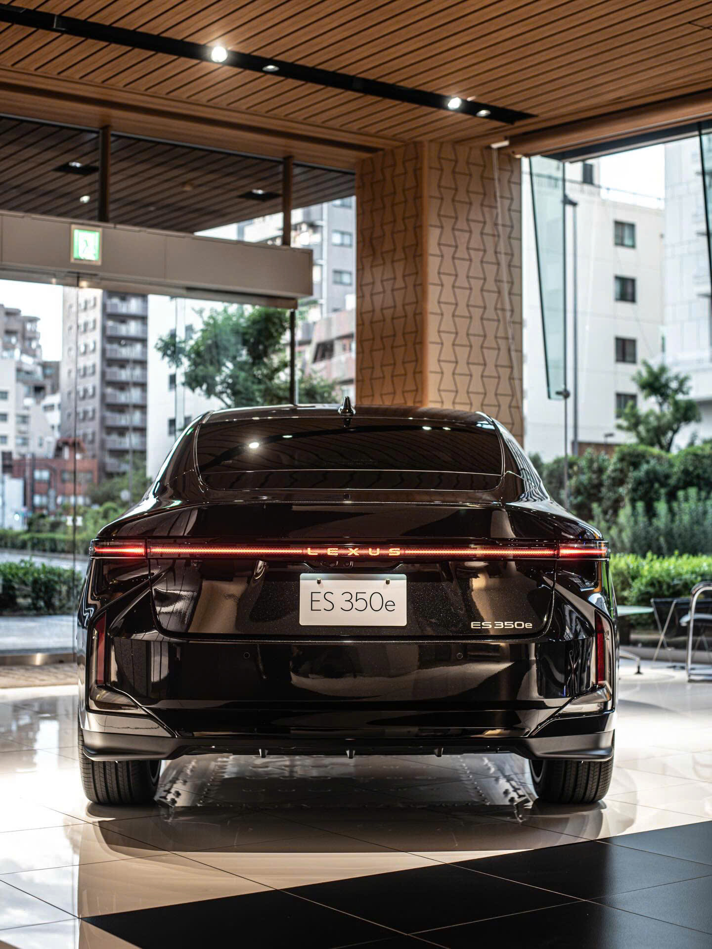 Lexus ES 350h 2026 vận hành trong đô thị