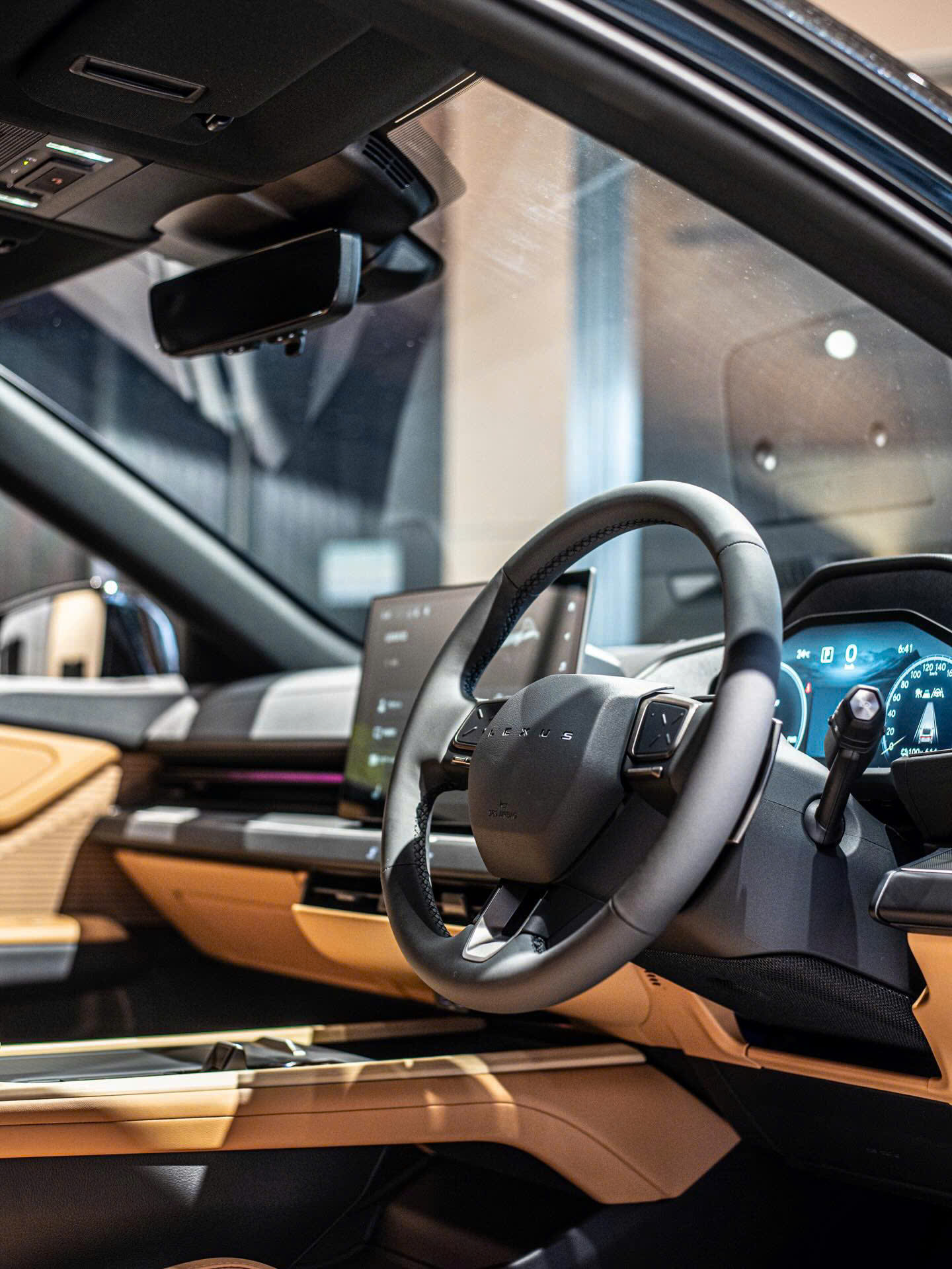 Khoang lái Lexus ES 350h đi phố