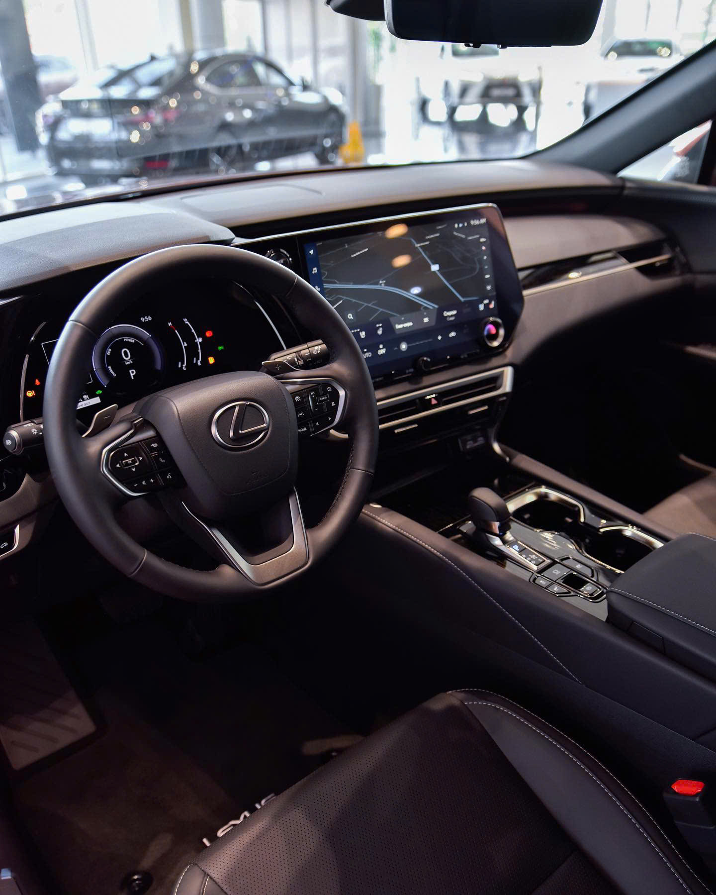 Khoang lái Lexus RX 350h khi đi xa