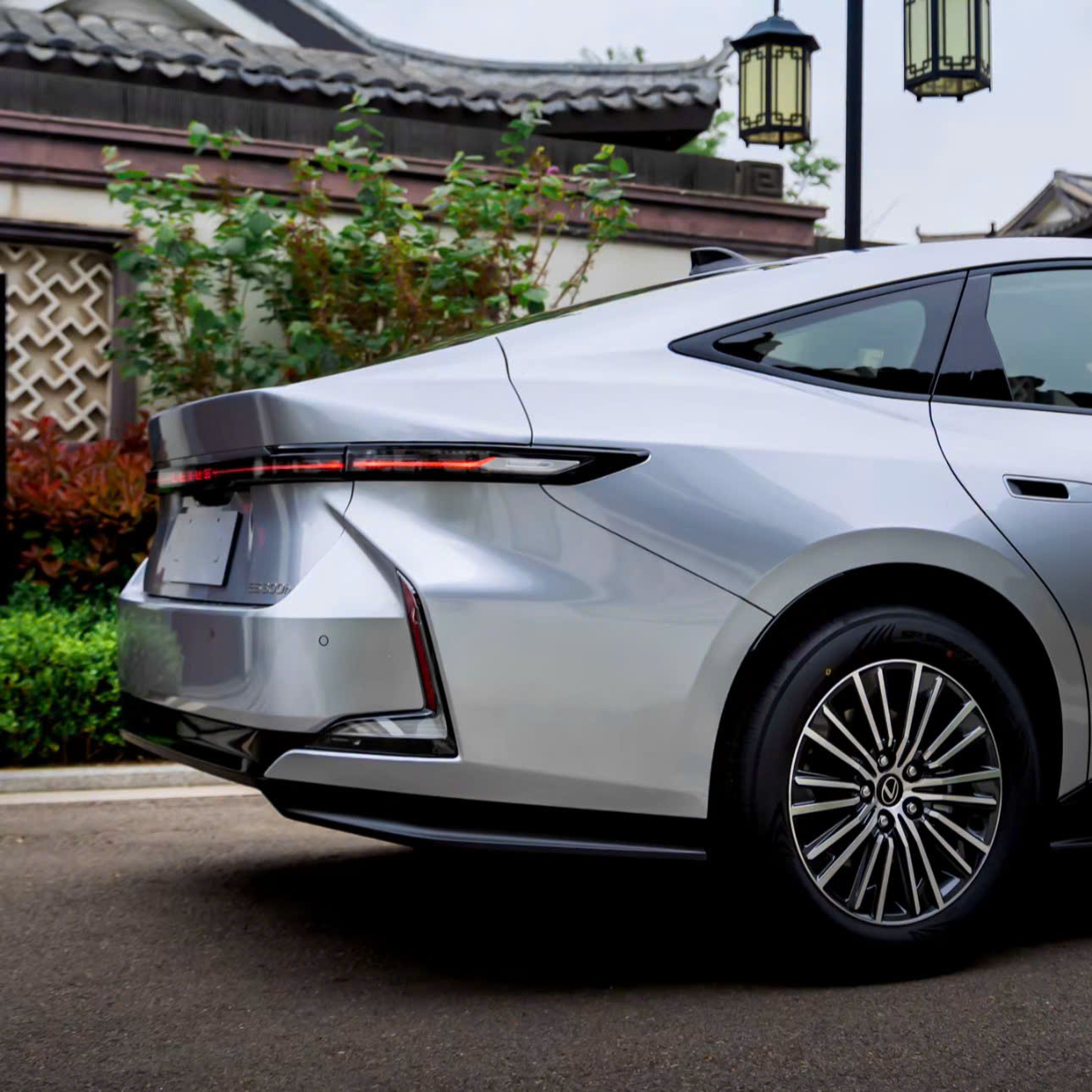 Lexus ES 350h 2026 hay RX 350h - thiết kế ES 350h