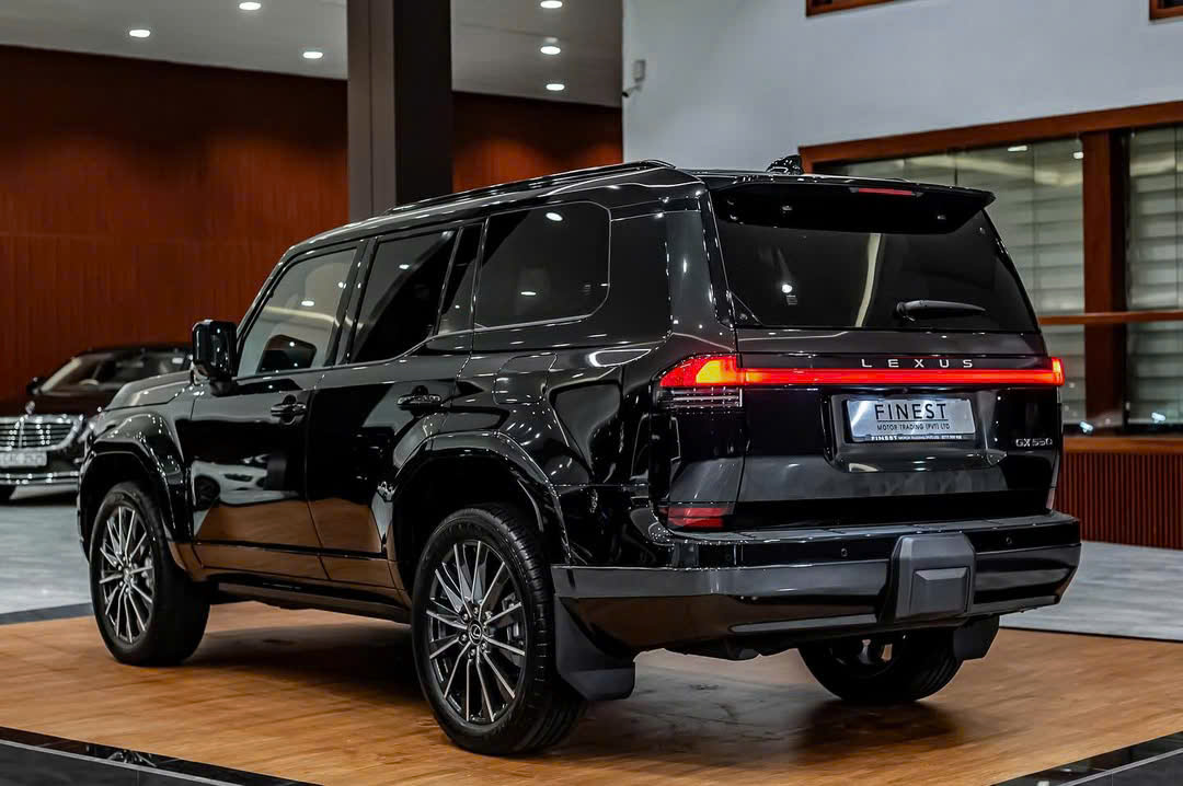 Ngoại thất Lexus GX 550 2026 trong so sánh RX 350h