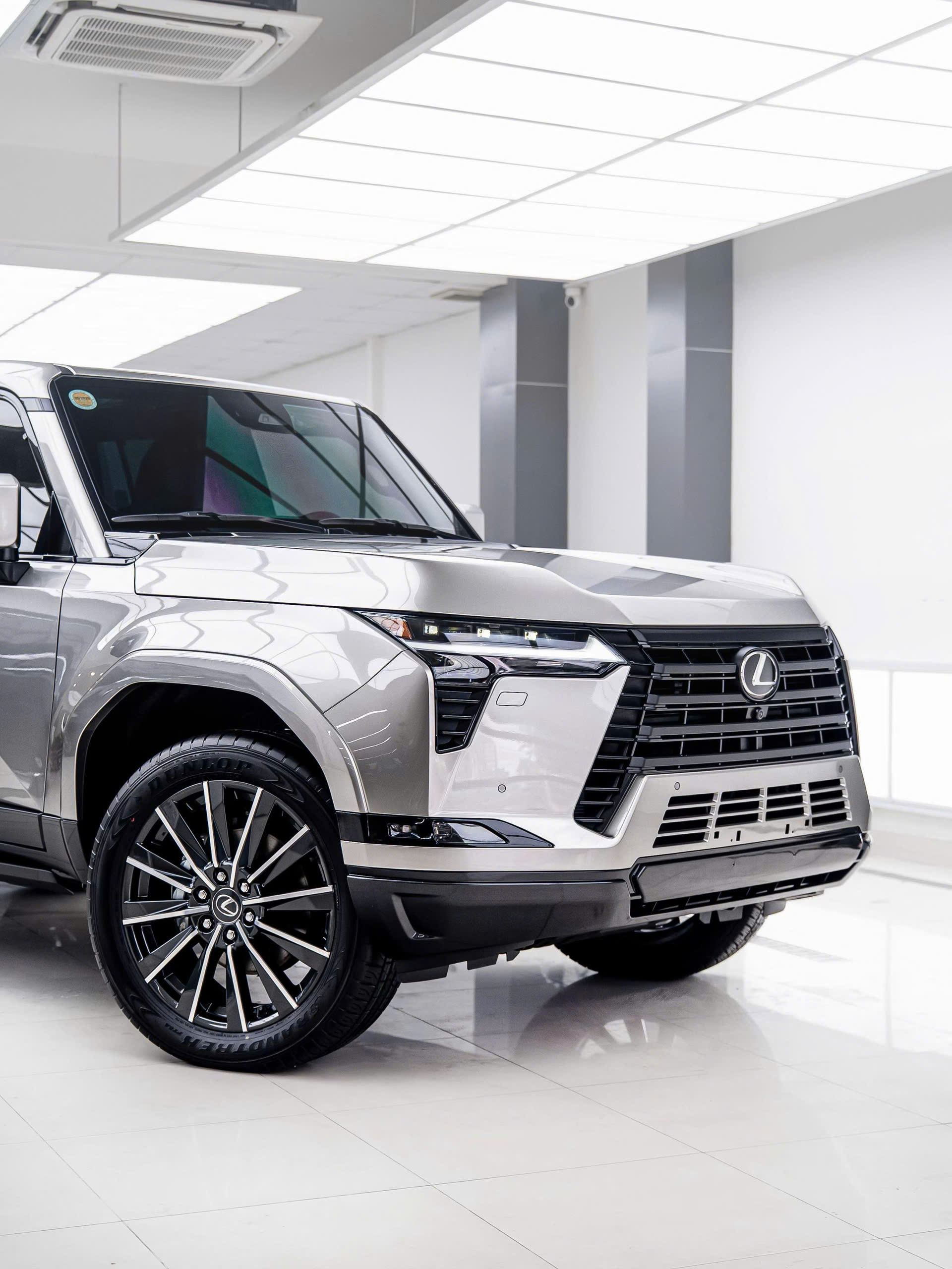 Thiết kế đầu xe Lexus GX 550 2026 màu bạc