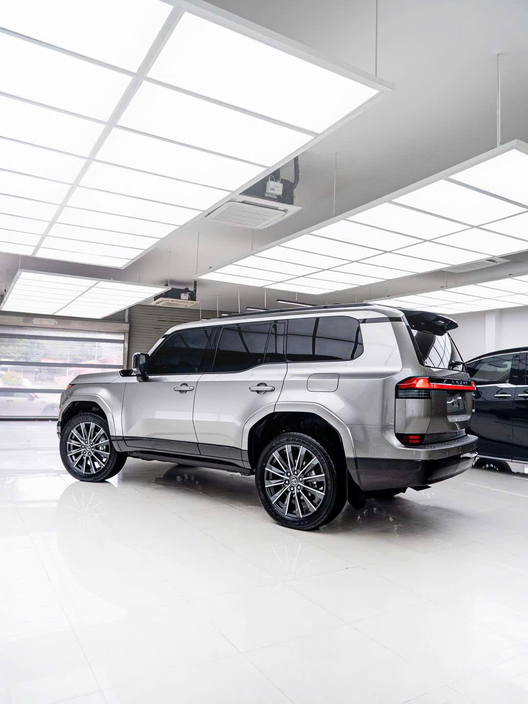 Lexus GX 550 2026 màu bạc góc sau 3/4