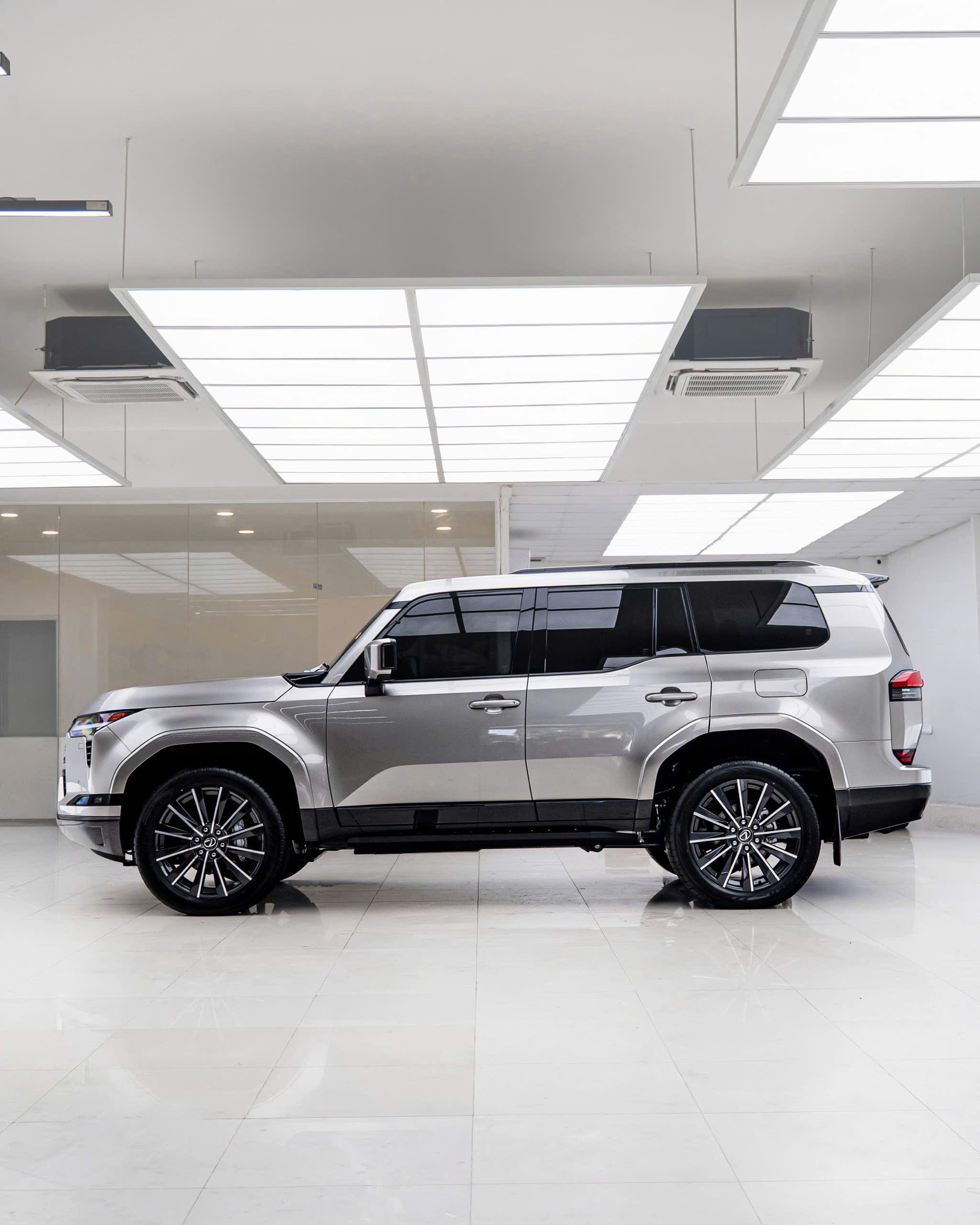 Lexus GX 550 2026 màu bạc nhìn ngang thân xe