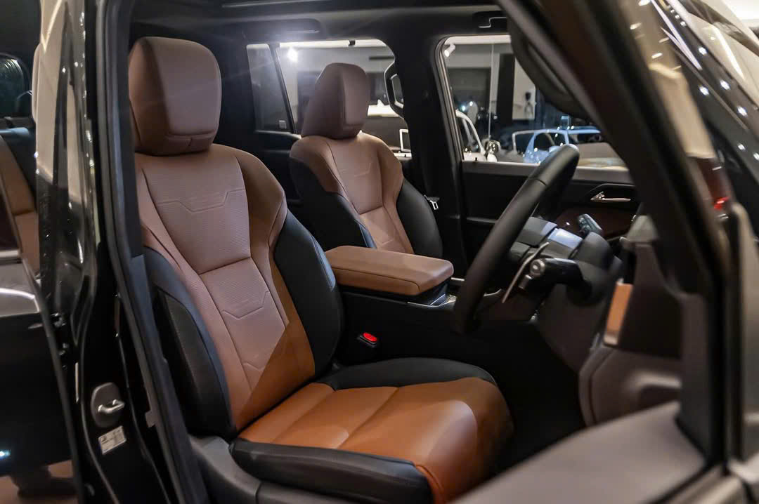 Ghế trước Lexus GX 550 2026 nội thất hai tông màu
