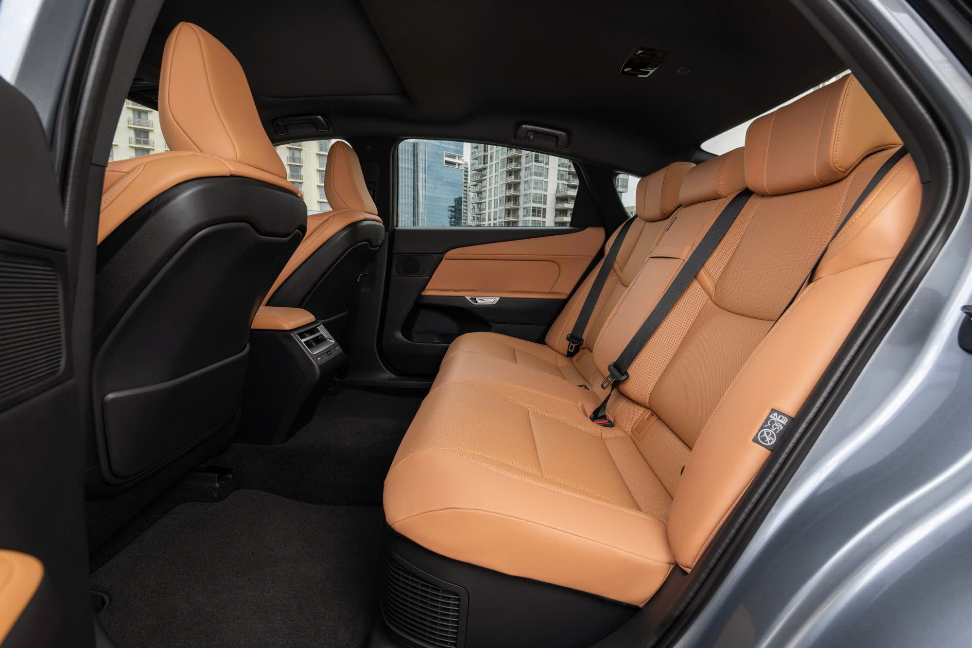 Nội Thất Lexus ES 350h 2026 Có Gì Đáng Chú Ý? 15 Nội Thất Lexus ES 350h 2026 Có Gì Đáng Chú Ý? Hàng ghế sau nội thất Lexus ES 350h 2026