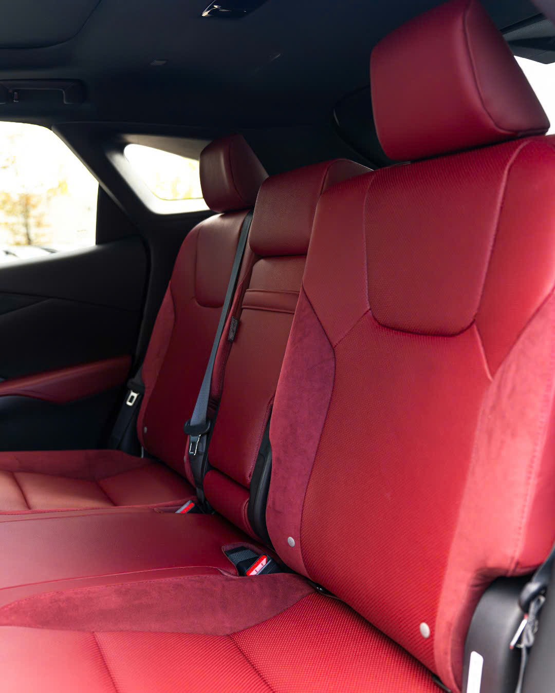 Nội Thất Lexus RX 500h F SPORT: Ghế Đỏ & Trải Nghiệm Khoang Lái 15 Nội Thất Lexus RX 500h F SPORT: Ghế Đỏ & Trải Nghiệm Khoang Lái Hàng ghế sau nội thất Lexus RX 500h F SPORT màu đỏ