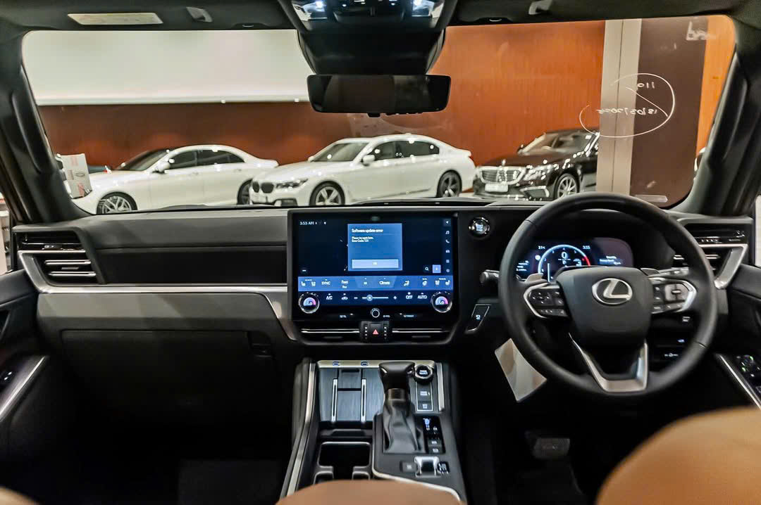 Khoang lái và màn hình trung tâm Lexus GX 550 2026