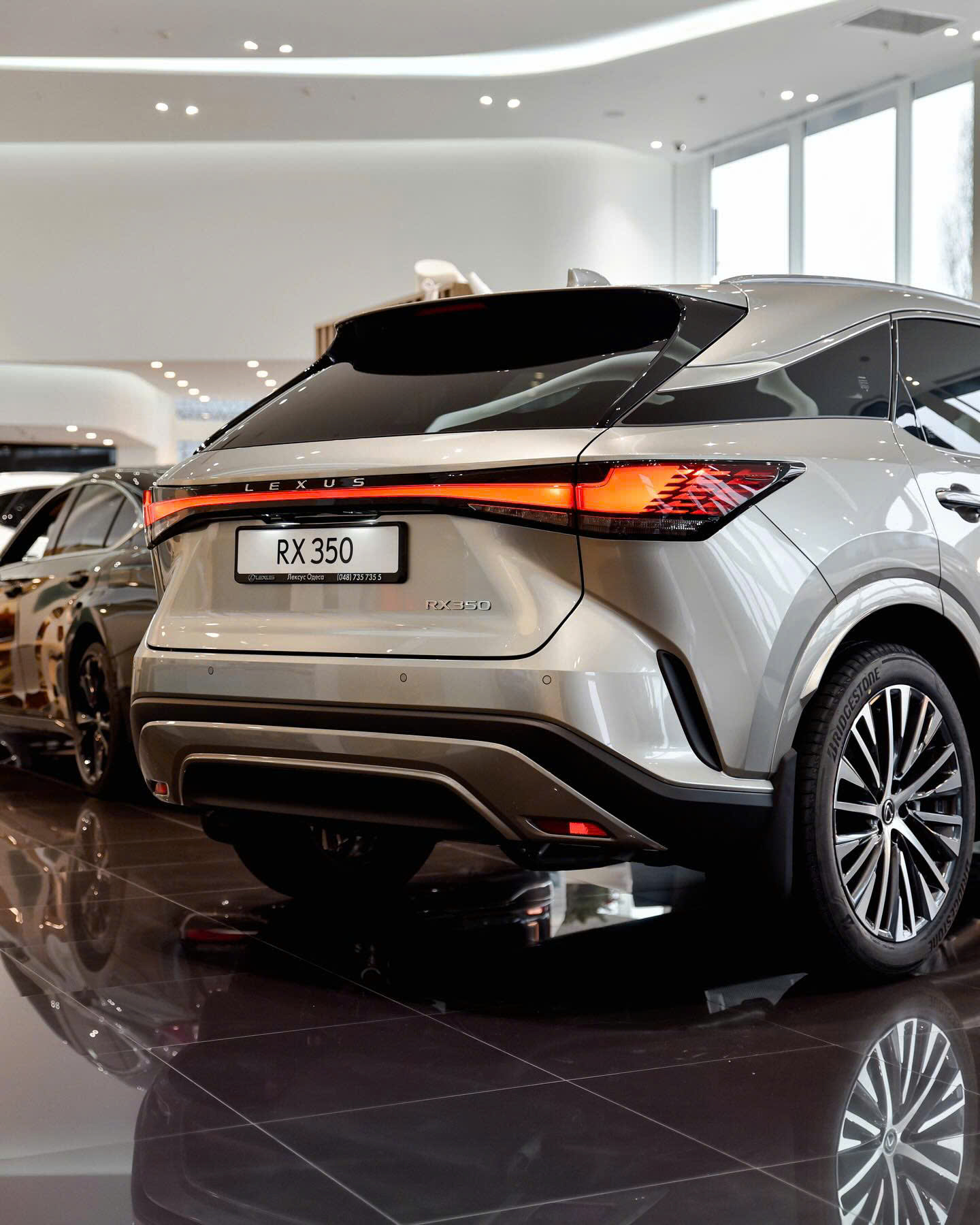 Khoang lái Lexus RX 350h sử dụng trong thành phố