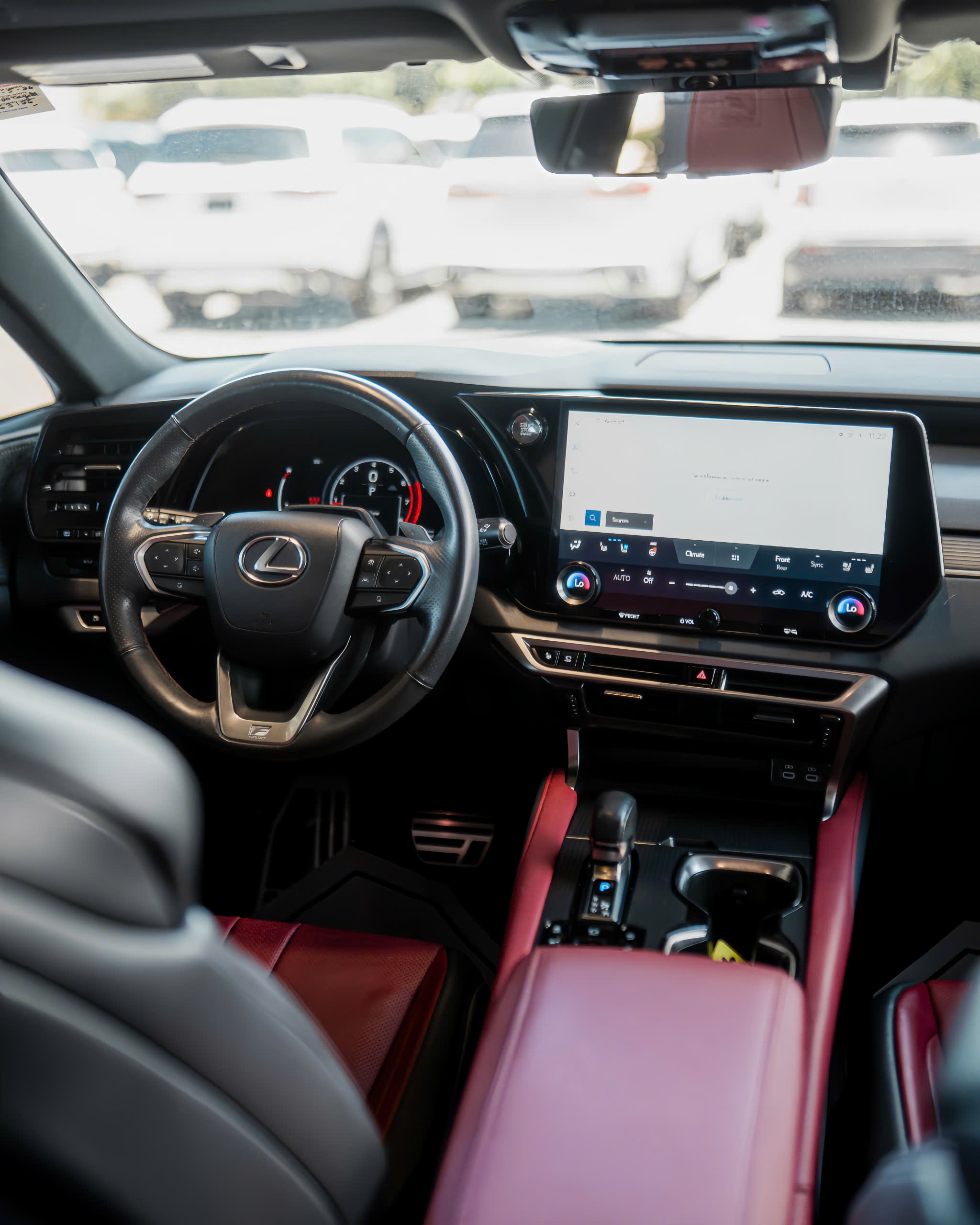 Khoang lái Lexus RX 500h F SPORT màu đỏ