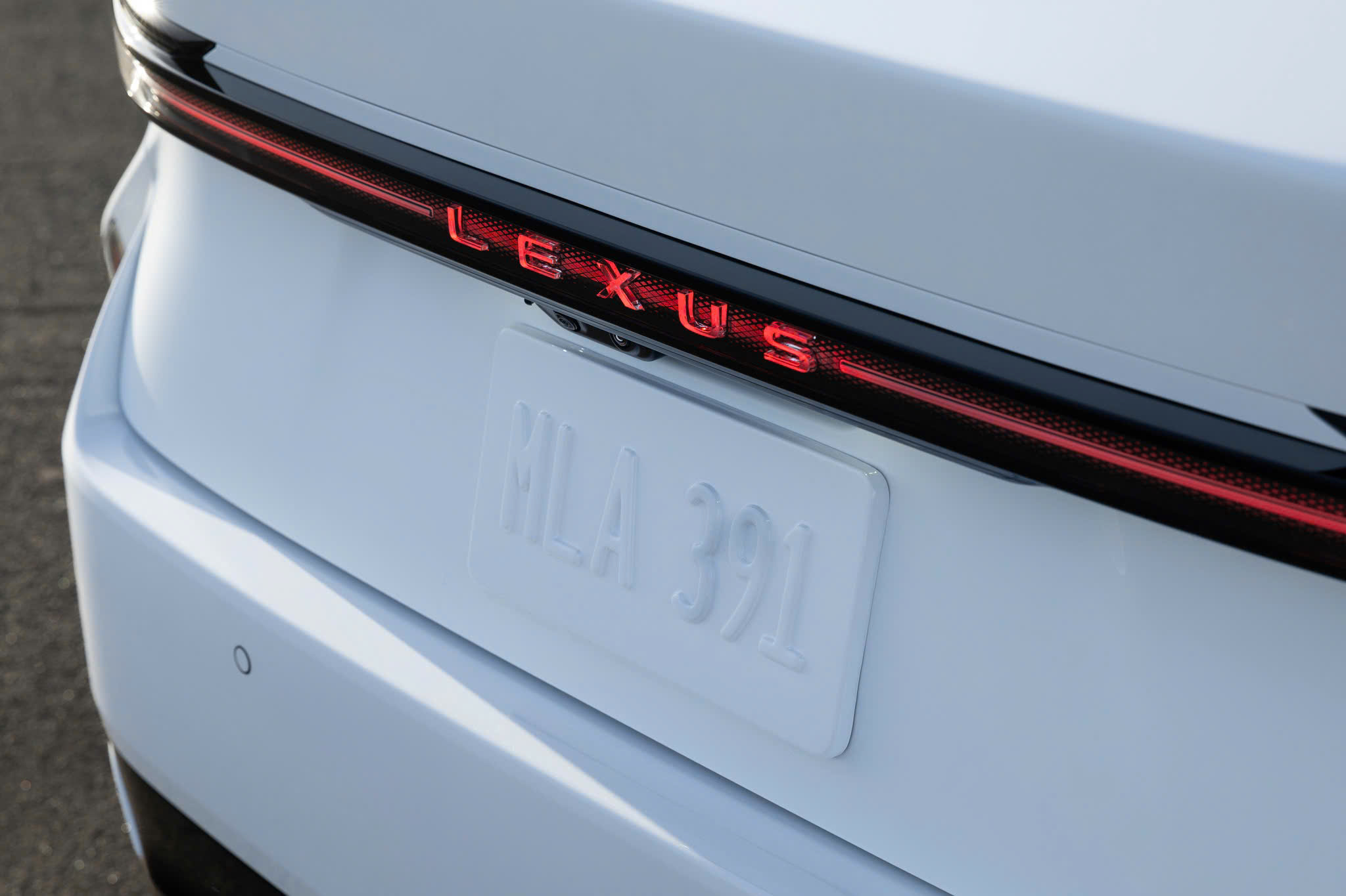 Lexus ES 350h 2026 đi đường dài - đèn hậu