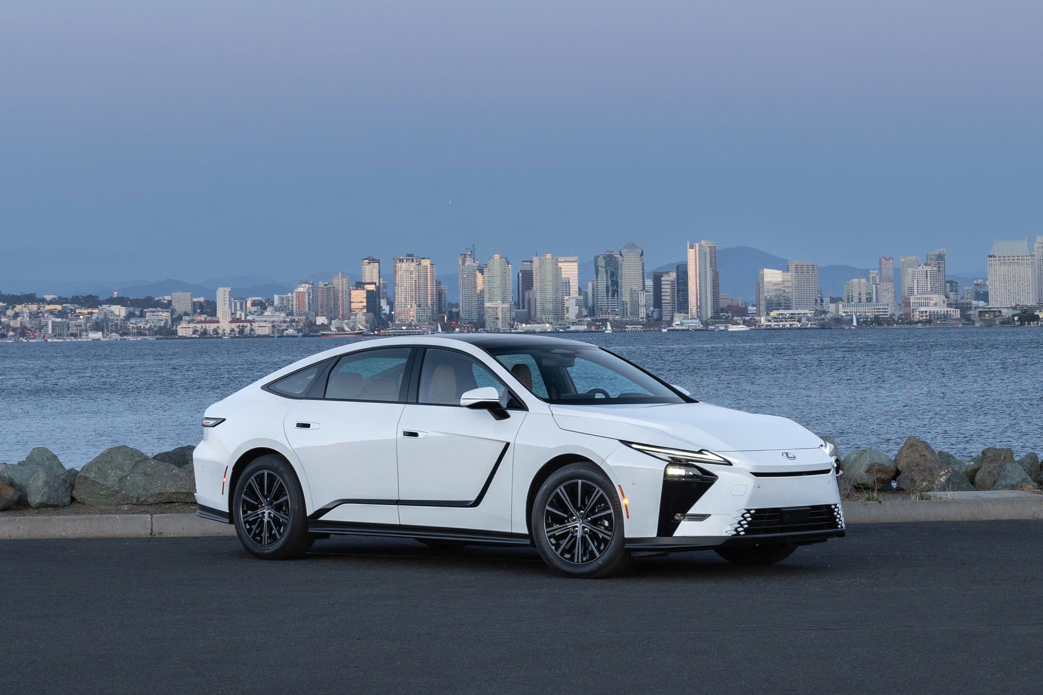 Lexus ES 350h 2026 đi đường dài - ngoại thất