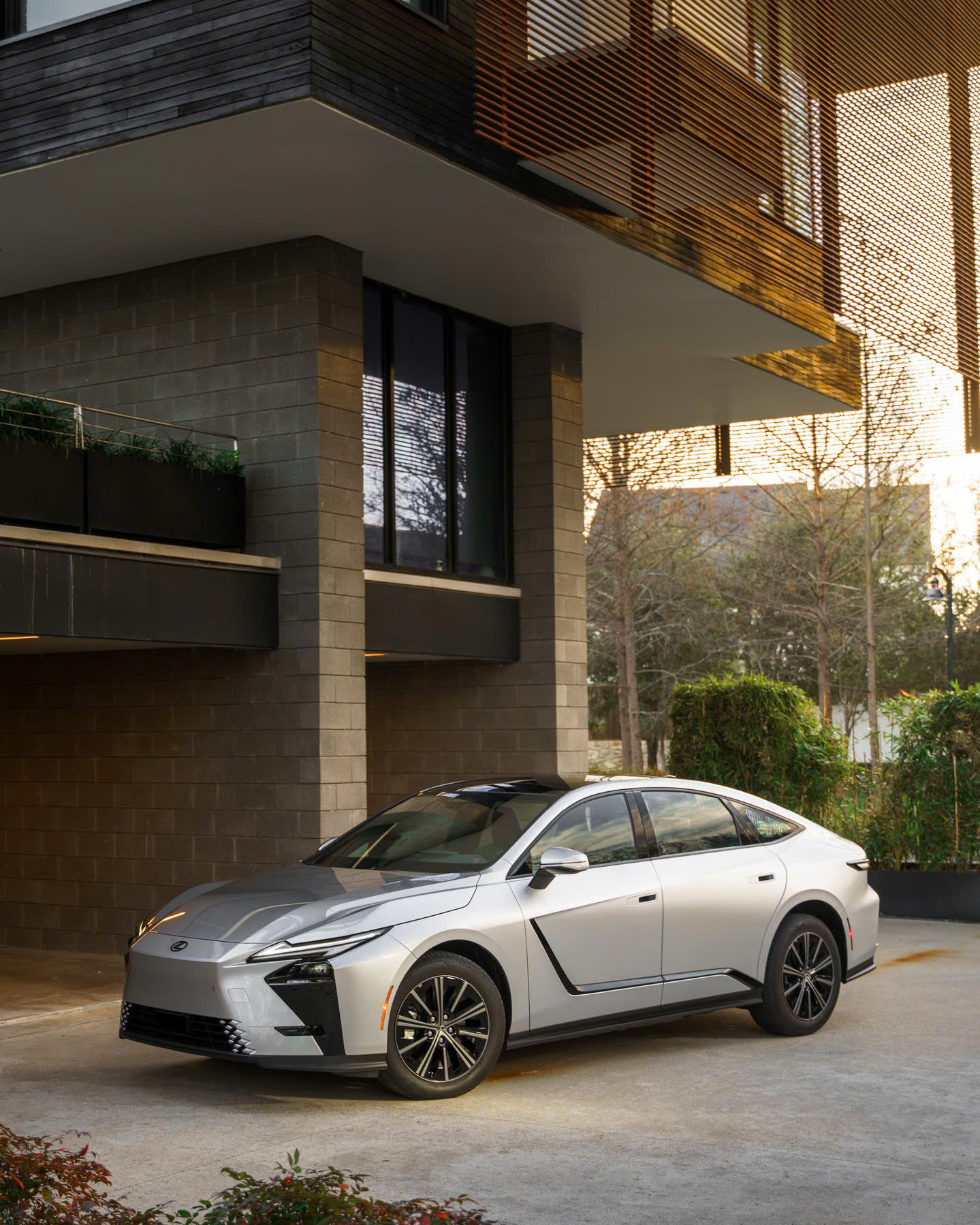 Lexus ES 500e 2026 Có Gì Đặc Biệt? Sedan Điện AWD Mới 13 Lexus ES 500e 2026 Có Gì Đặc Biệt? Sedan Điện AWD Mới Lexus ES 500e 2026 có gì đặc biệt - thiết kế ngoại thất