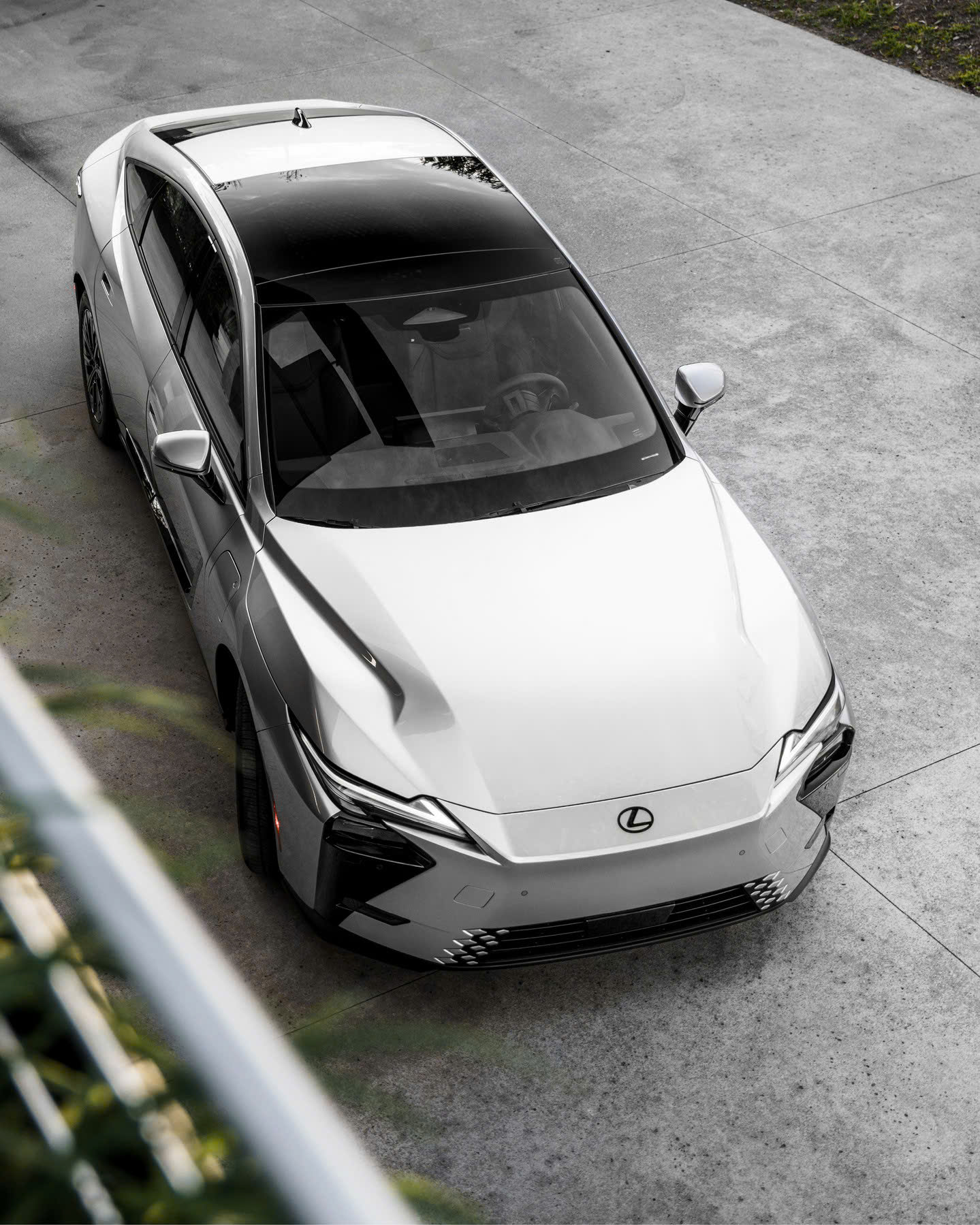 Lexus ES 500e 2026 Có Gì Đặc Biệt? Sedan Điện AWD Mới 14 Lexus ES 500e 2026 Có Gì Đặc Biệt? Sedan Điện AWD Mới Lexus ES 500e 2026 - thiết kế đầu xe thế hệ mới