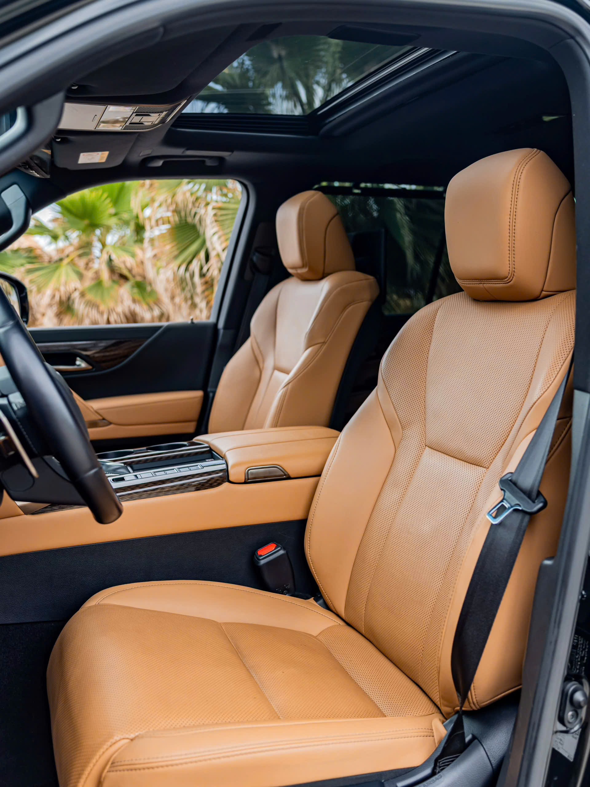 Lexus LX 600 2026 đi đường dài - ghế trước