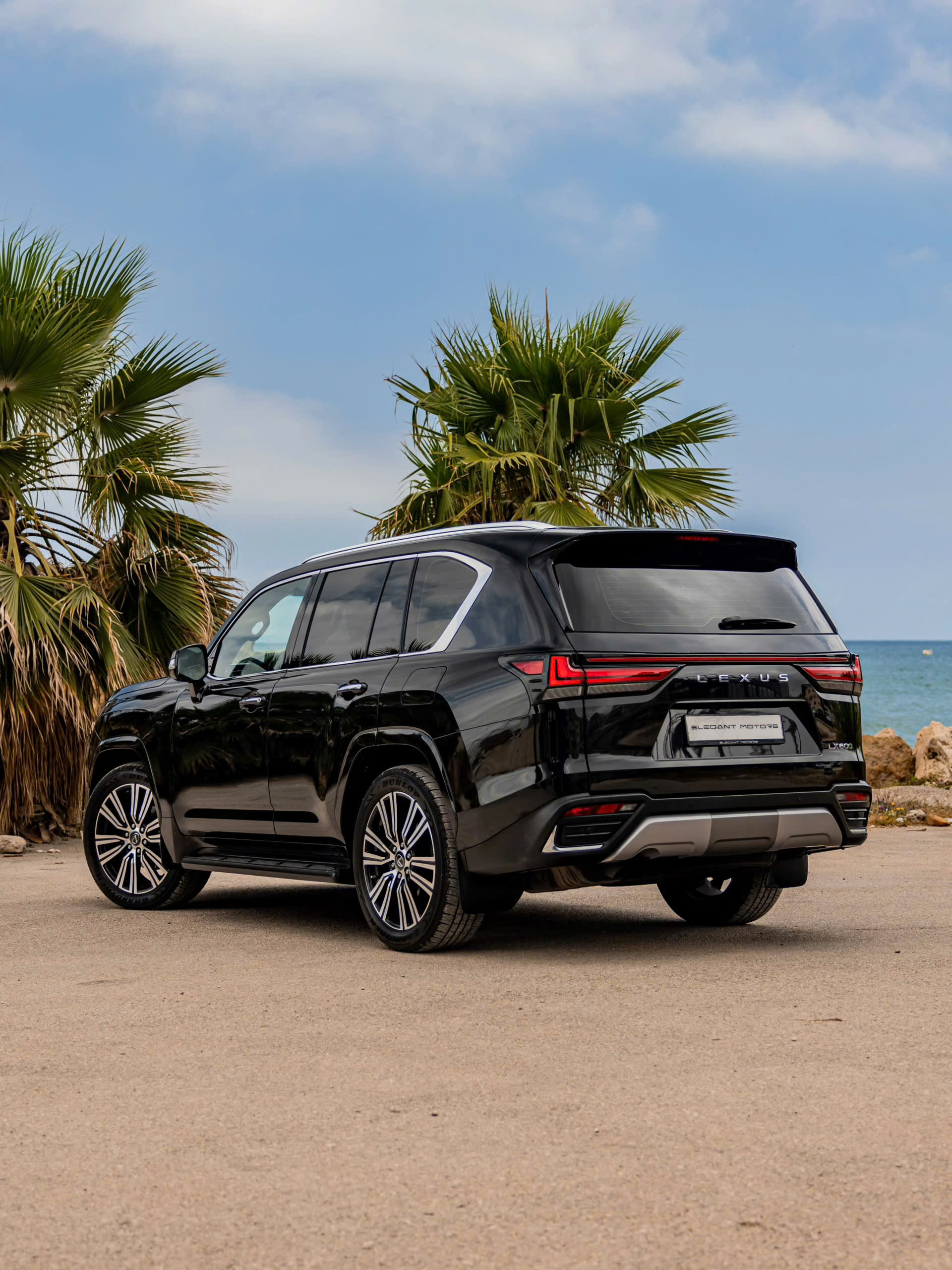 Lexus LX 600 2026 đi đường dài - góc sau