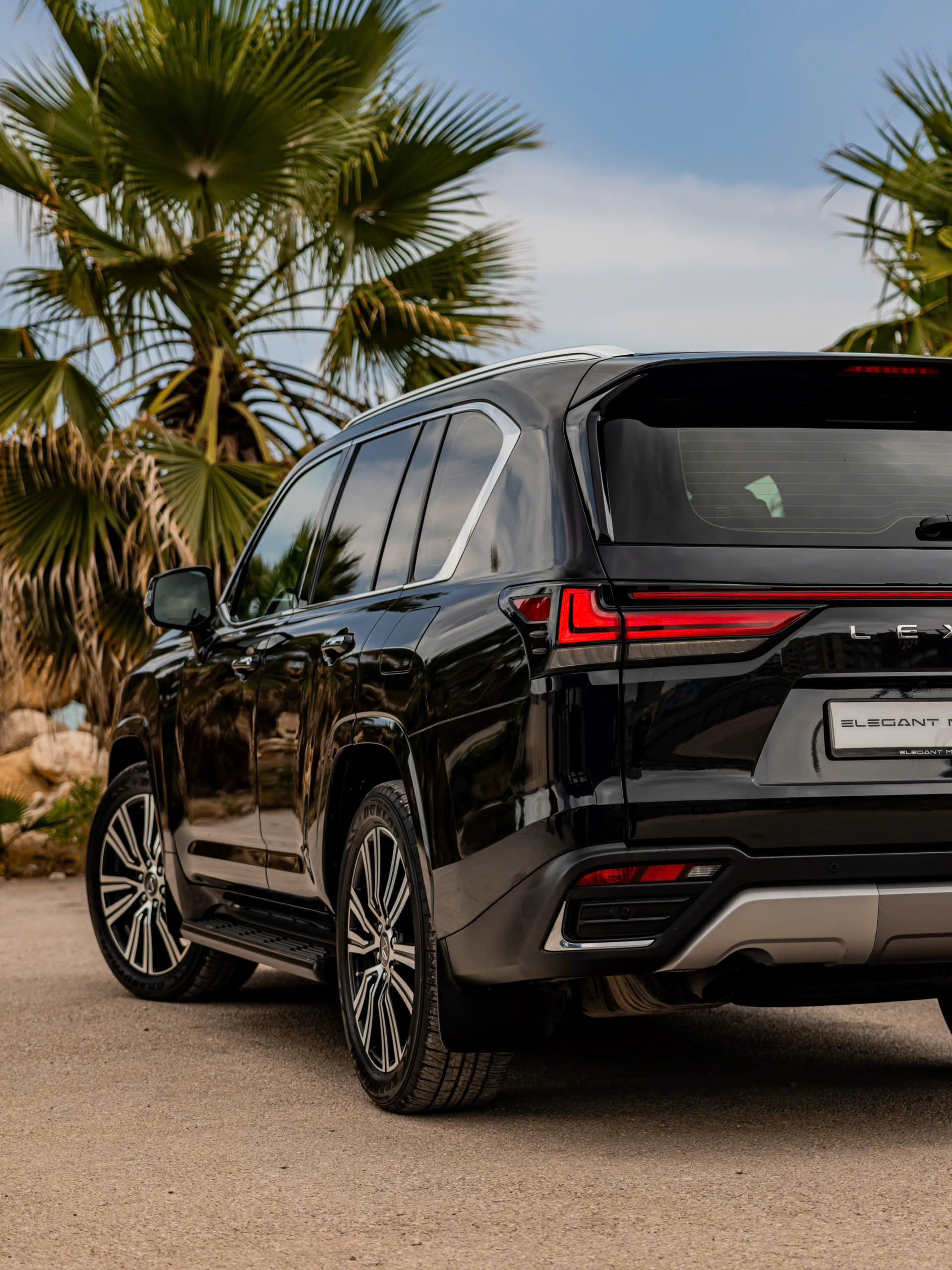 Lexus LX 600 2026 đi đường dài - góc sau bên