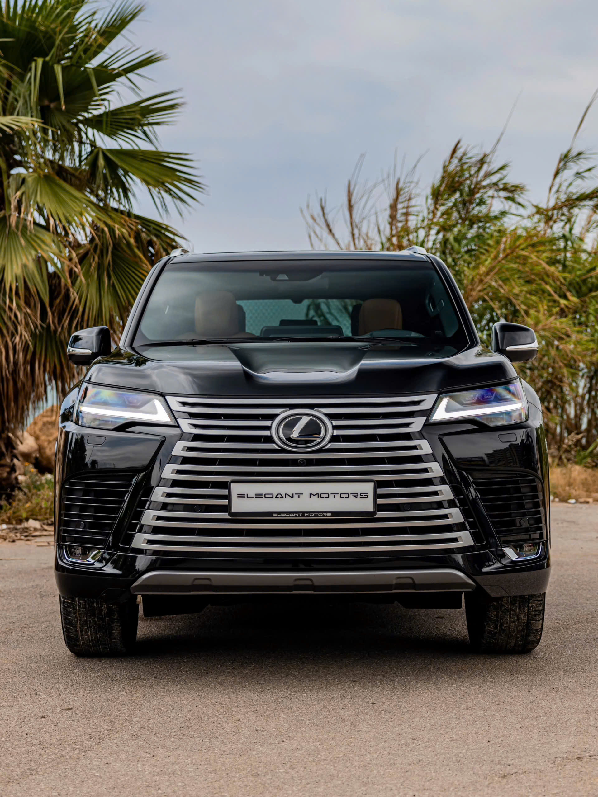 Lexus LX 600 Urban 2026 đi phố chính diện
