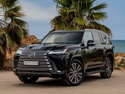 Lexus LX 600 Urban 2026 đi phố góc trước