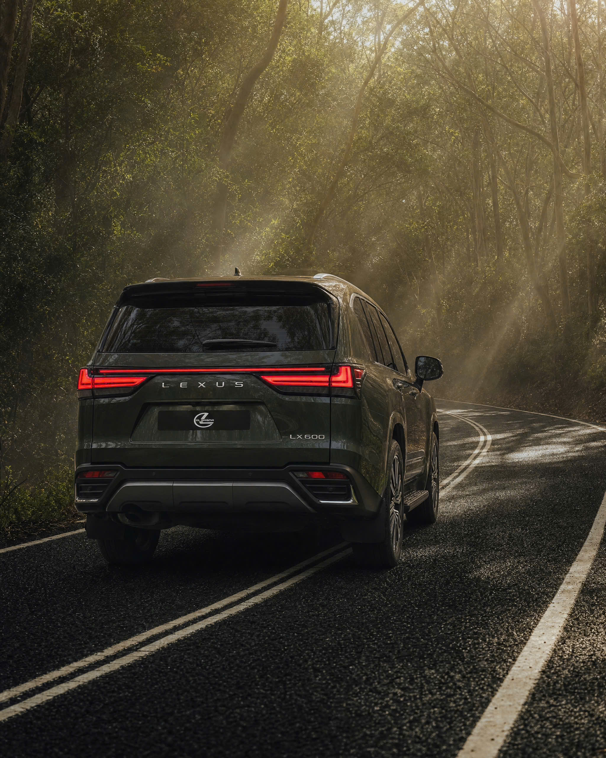 Lexus LX 600 Urban 2026 Có Dễ Lái Không? Trải Nghiệm Tự Lái Hằng Ngày 16 Lexus LX 600 Urban 2026 Có Dễ Lái Không? Trải Nghiệm Tự Lái Hằng Ngày Lexus LX 600 Urban 2026 góc sau trên đường