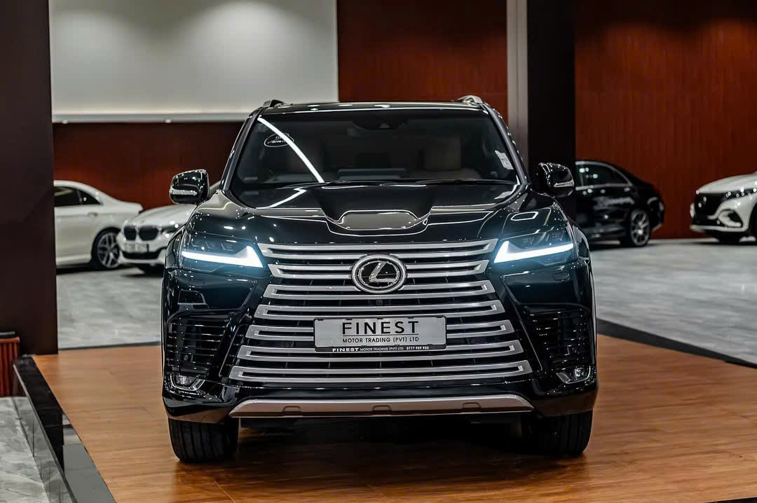 Lexus LX 600 Urban 2026 màu đen chính diện