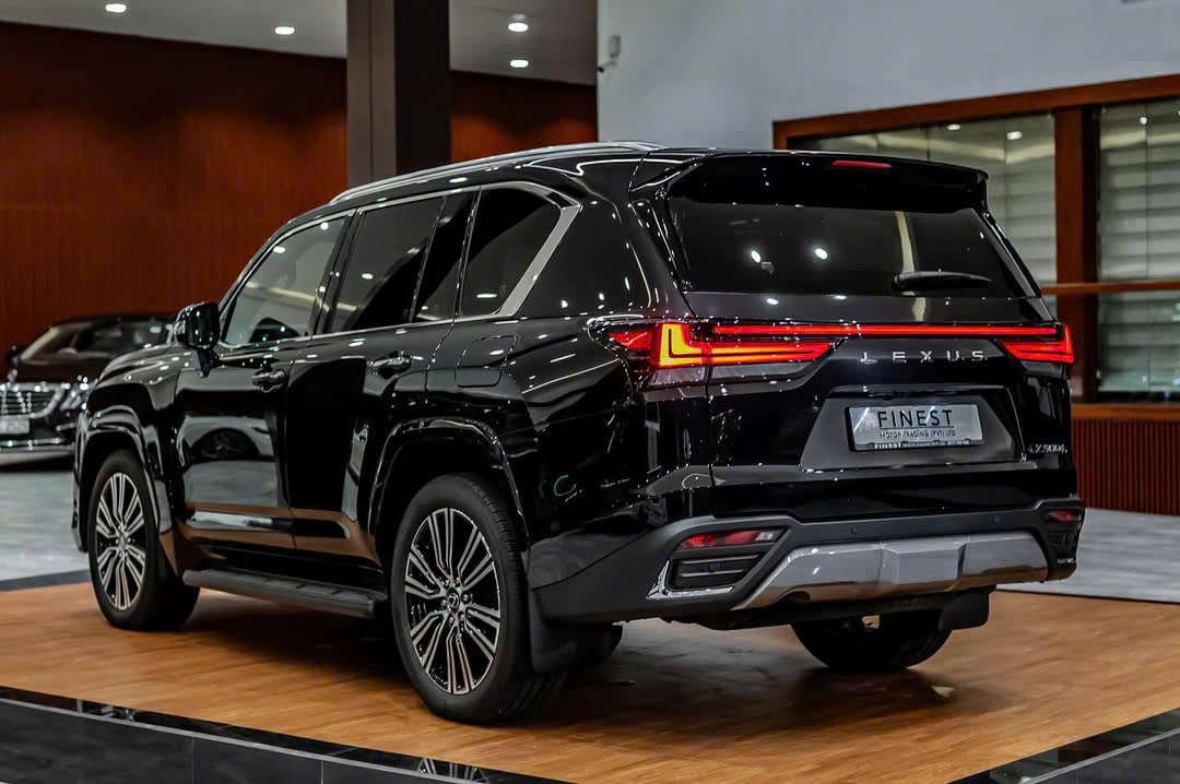 Lexus LX 600 Urban 2026 màu đen góc sau