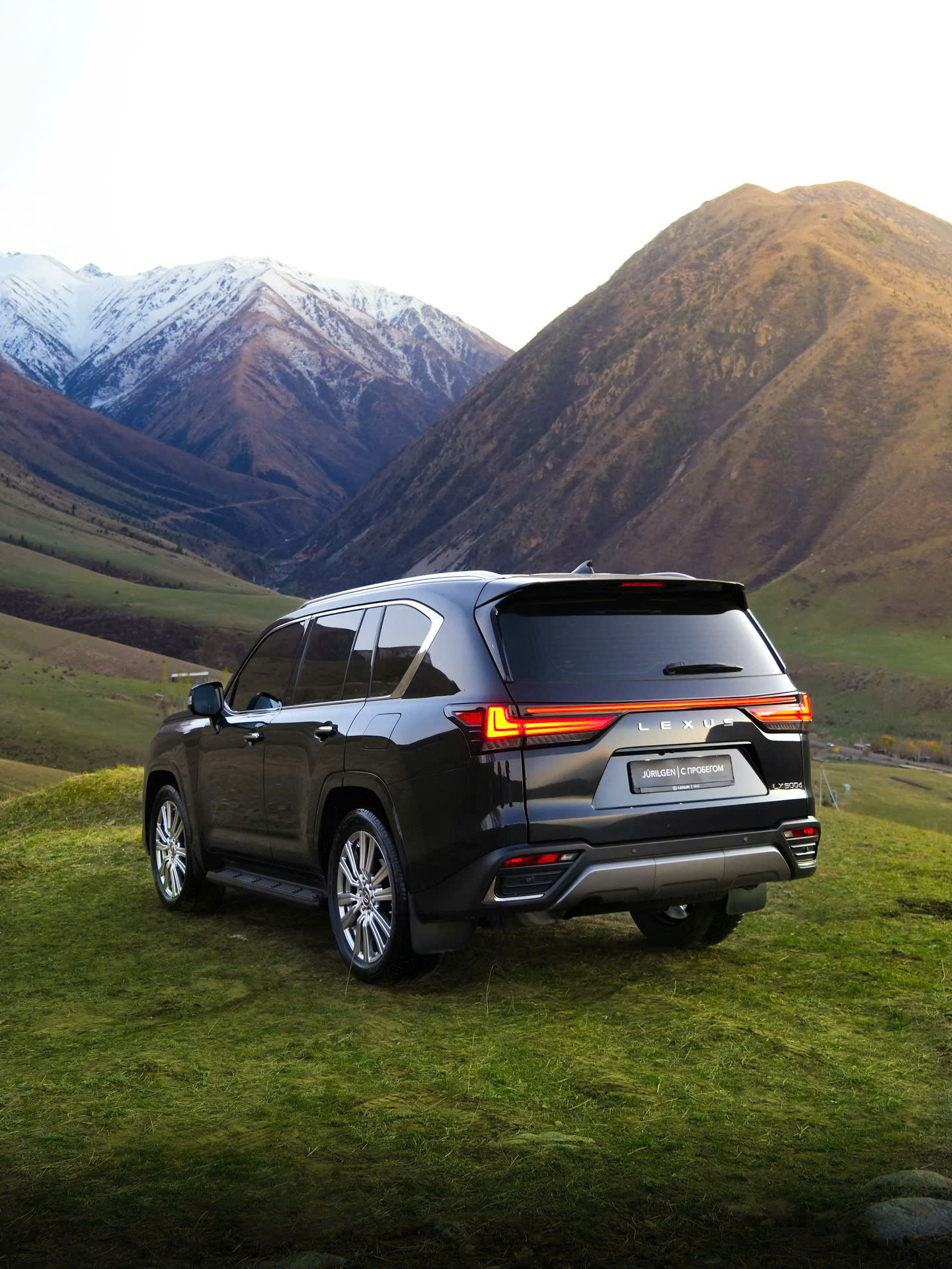 Lexus LX 600 VIP 2026 màu đen góc sau