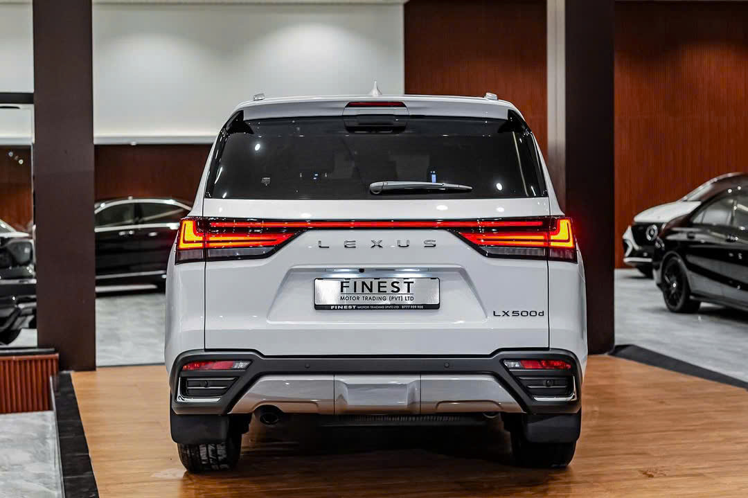 Lexus LX 600 Urban 2026 phù hợp gia đình - phía sau