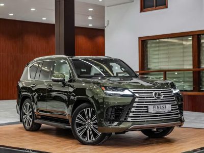 Lexus LX 600 Urban góc trước màu xanh rêu