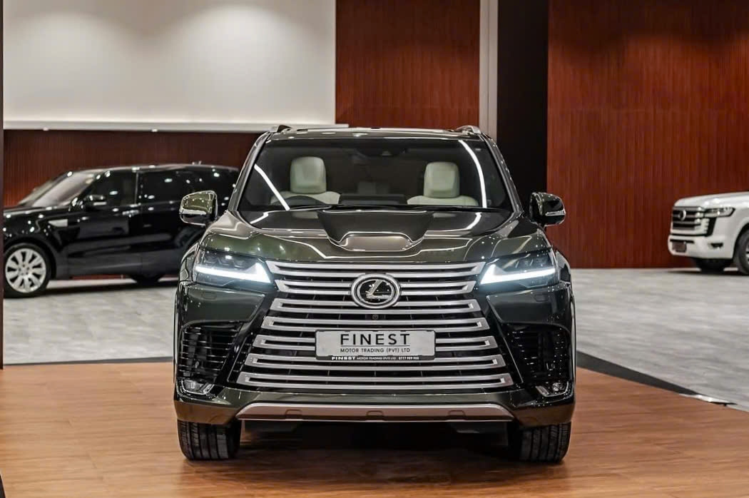 Lexus LX 600 Urban 2026 màu xanh góc sau