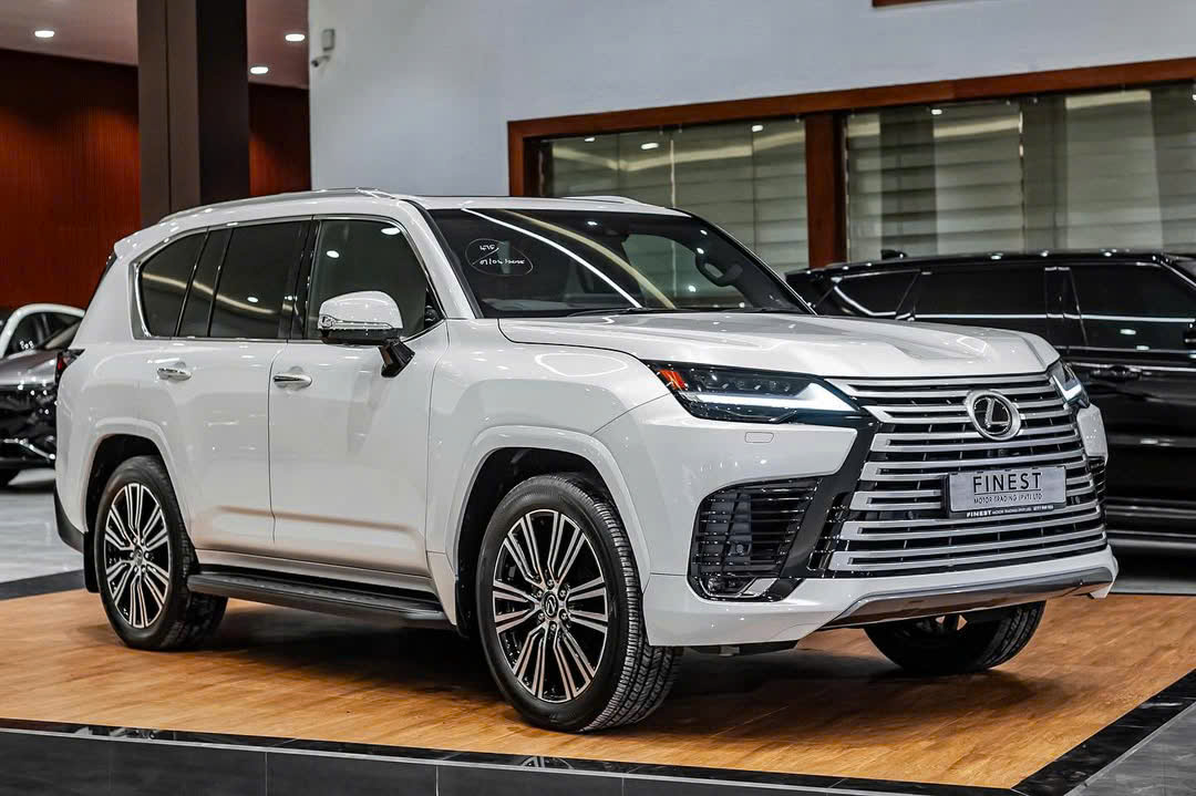 Lexus LX 600 Urban và VIP - VIP màu trắng