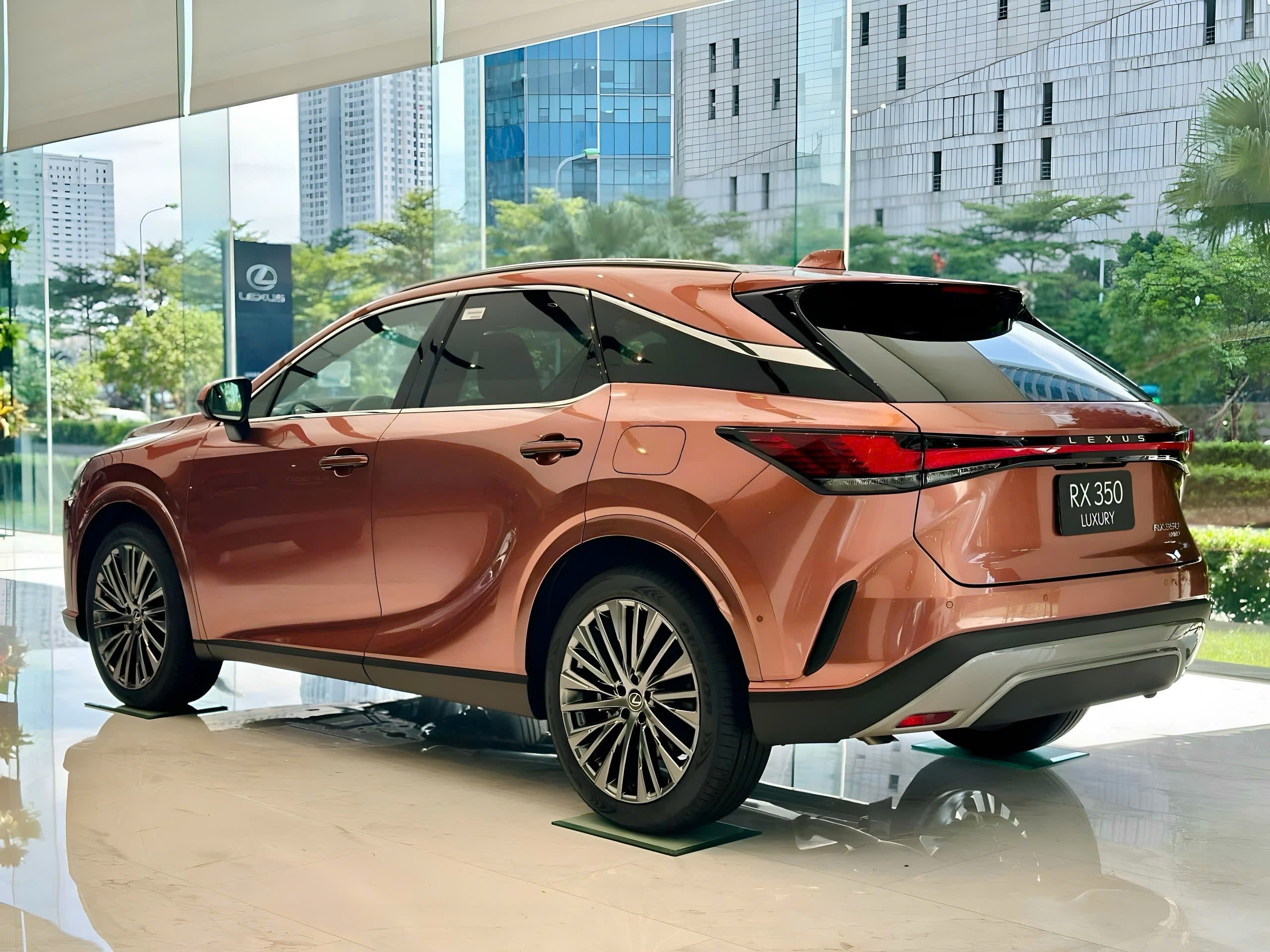 Lexus RX 350 Luxury màu cam góc sau