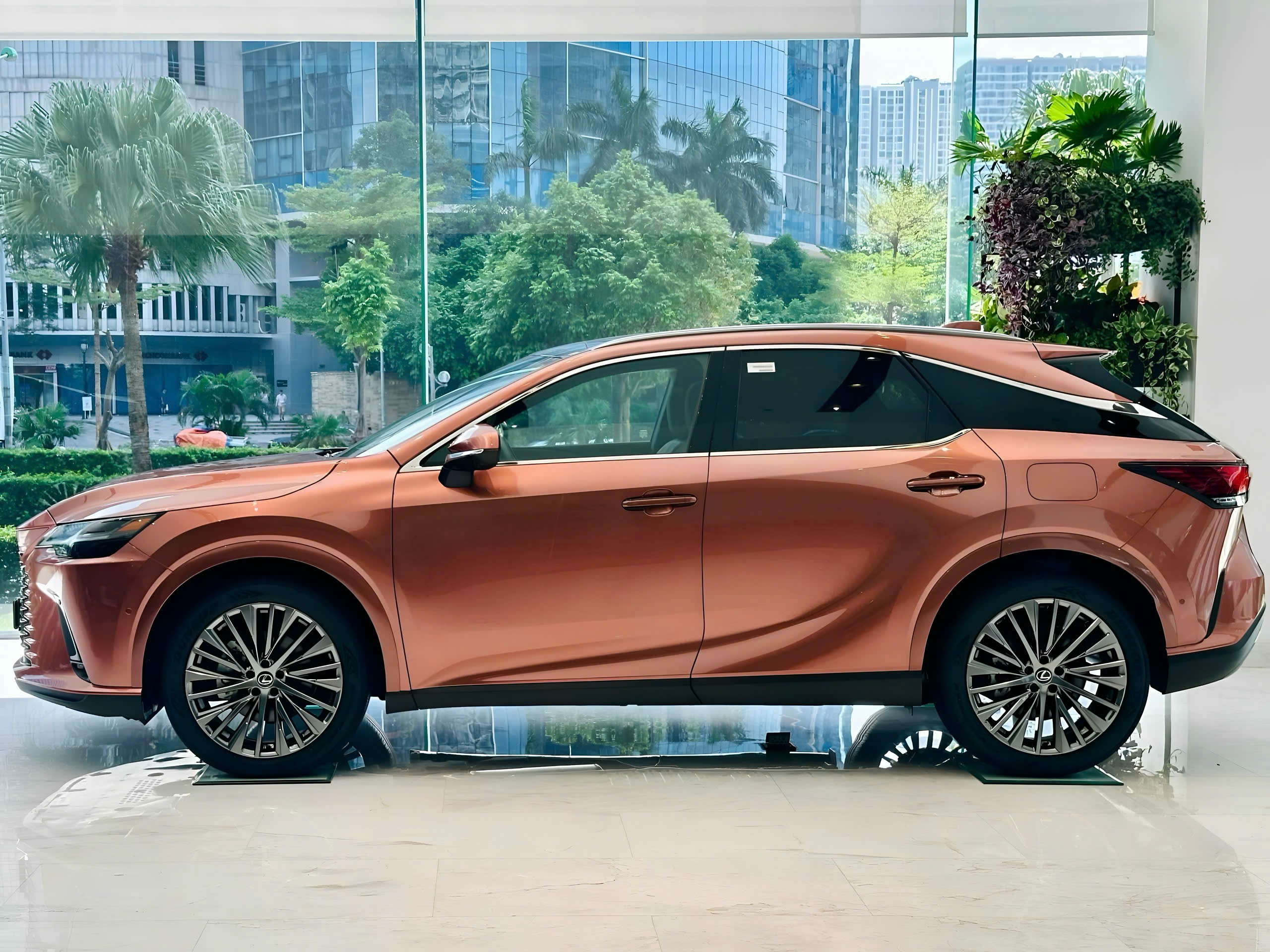 Lexus RX 350 Luxury màu cam thiết kế thân xe