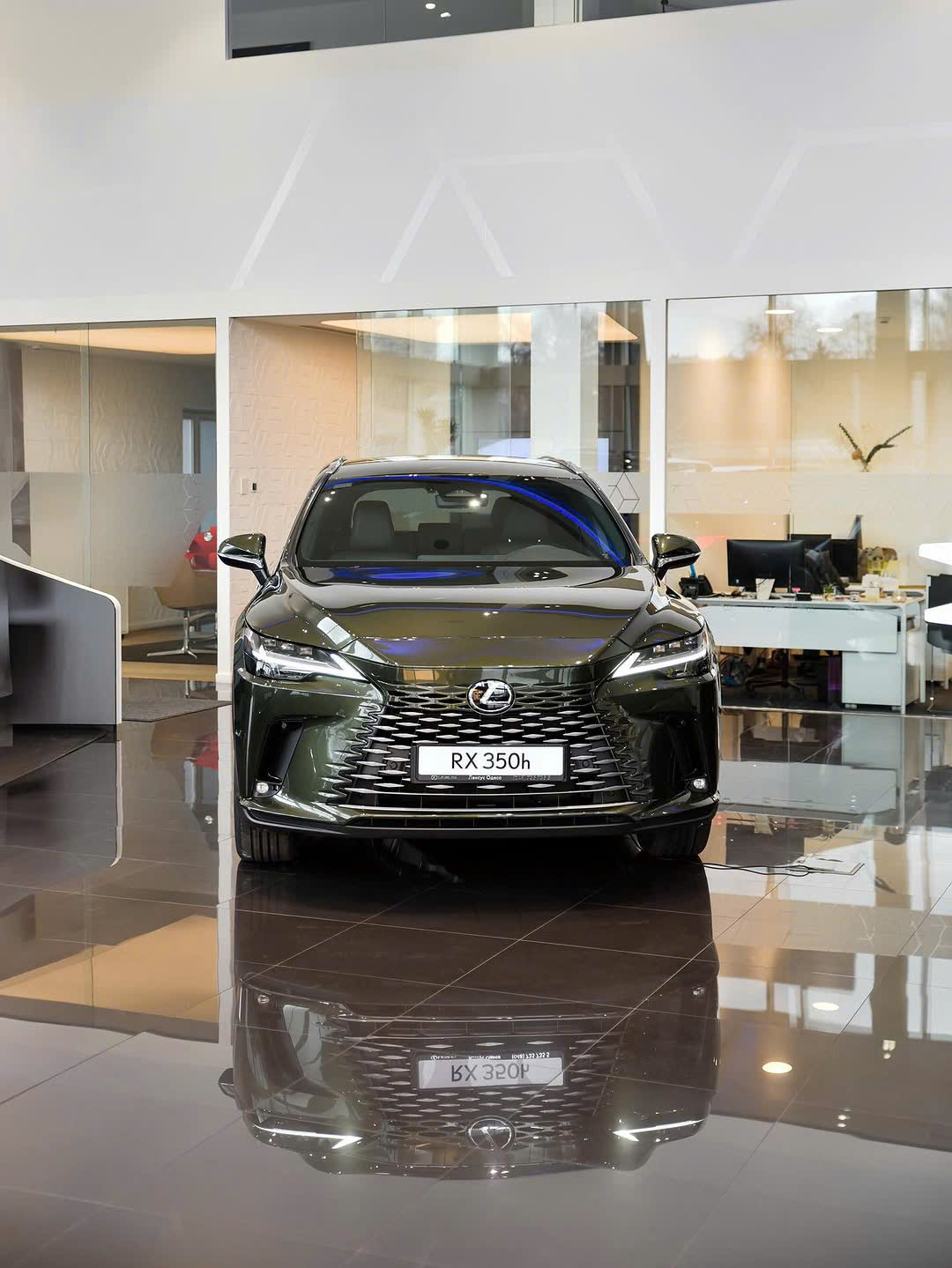 So Sánh Lexus RX 350h và RX 500h 2026: Khác Nhau Ở Đâu? 19 So Sánh Lexus RX 350h và RX 500h 2026: Khác Nhau Ở Đâu? Lexus RX 350h 2026 chính diện tại showroom