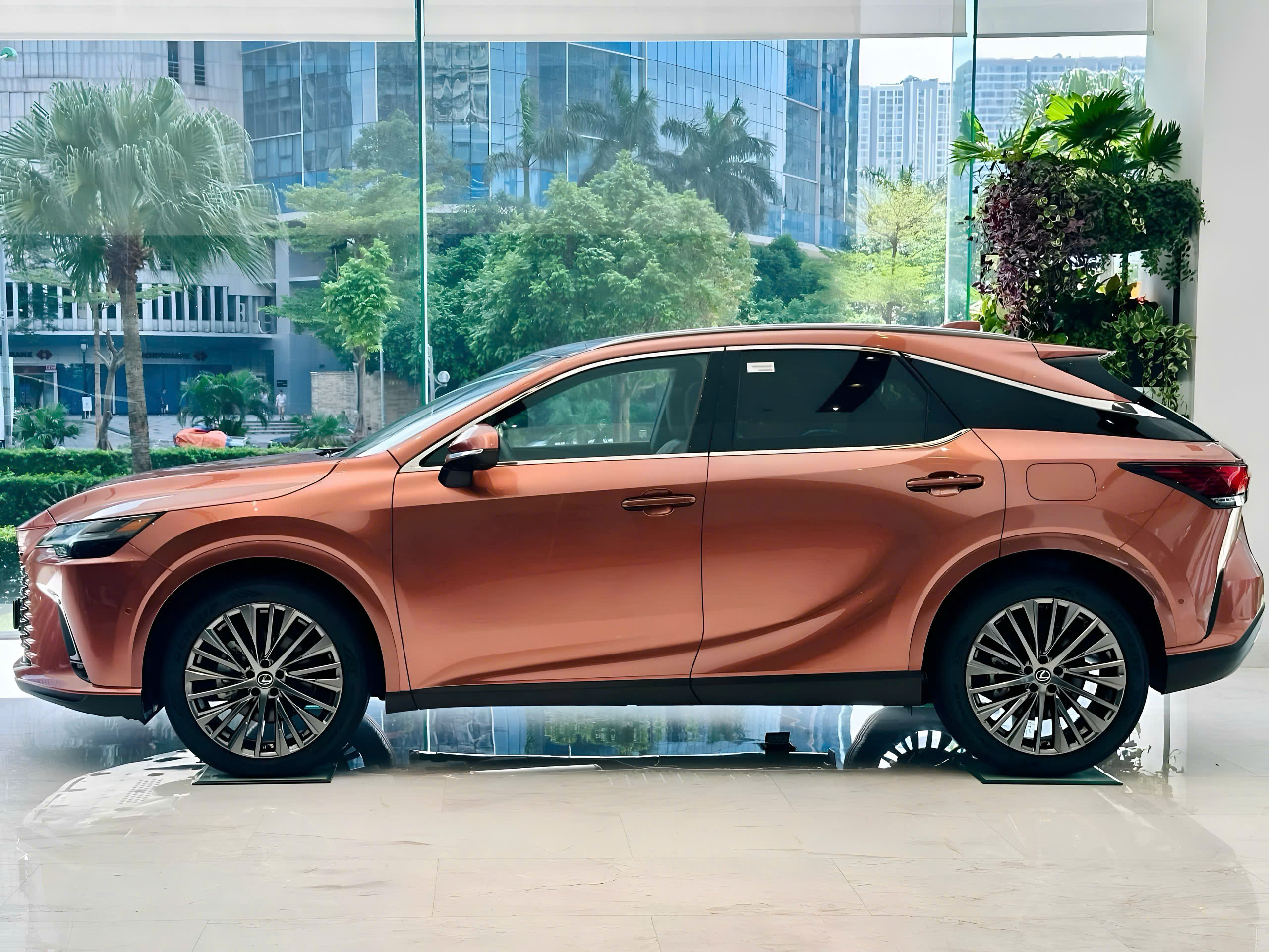 Lexus RX 350h 2026 đi đường dài - ngoại thất màu cam