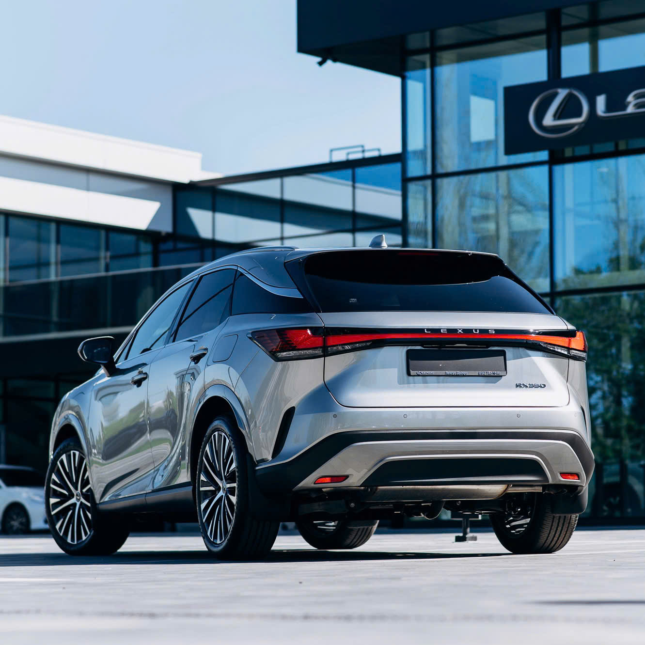 Lexus RX 350h 2026 góc nhìn phía sau