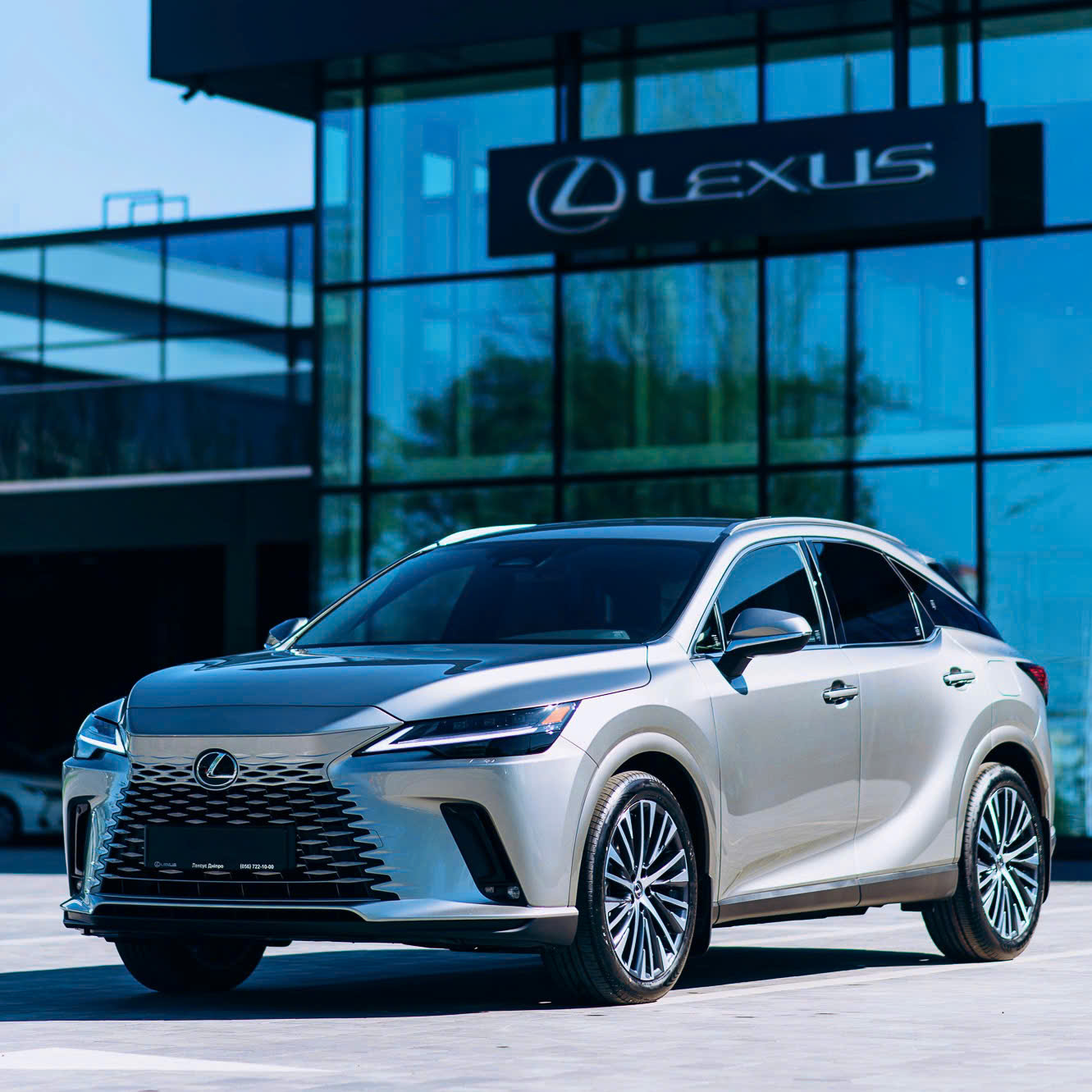 Lexus RX 350h Hybrid 2026 tại showroom