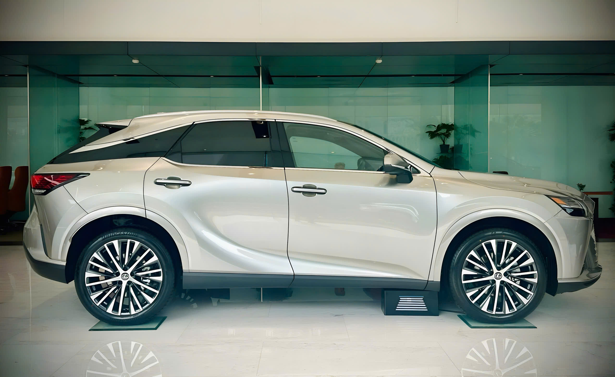 Thân xe Lexus RX 350h Premium 2026 màu bạc