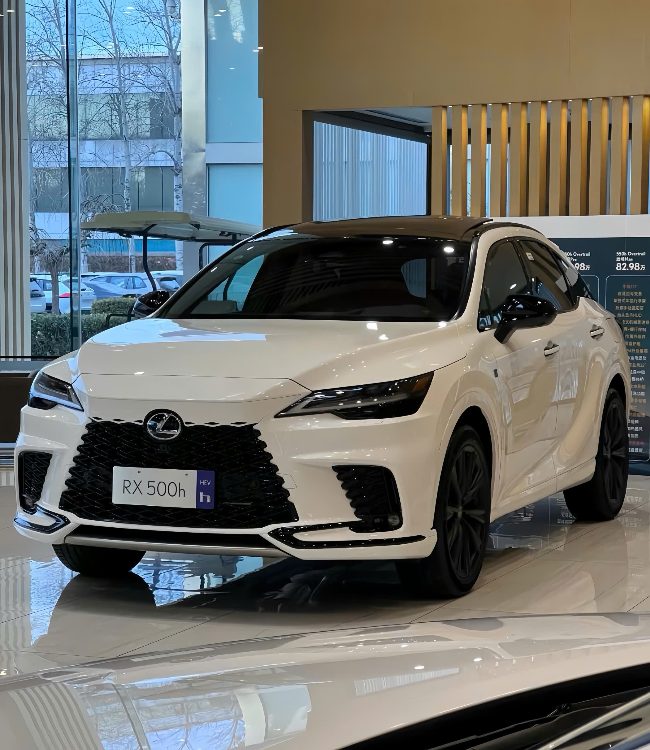 Lexus RX 500h 2026 màu trắng góc ba phần tư