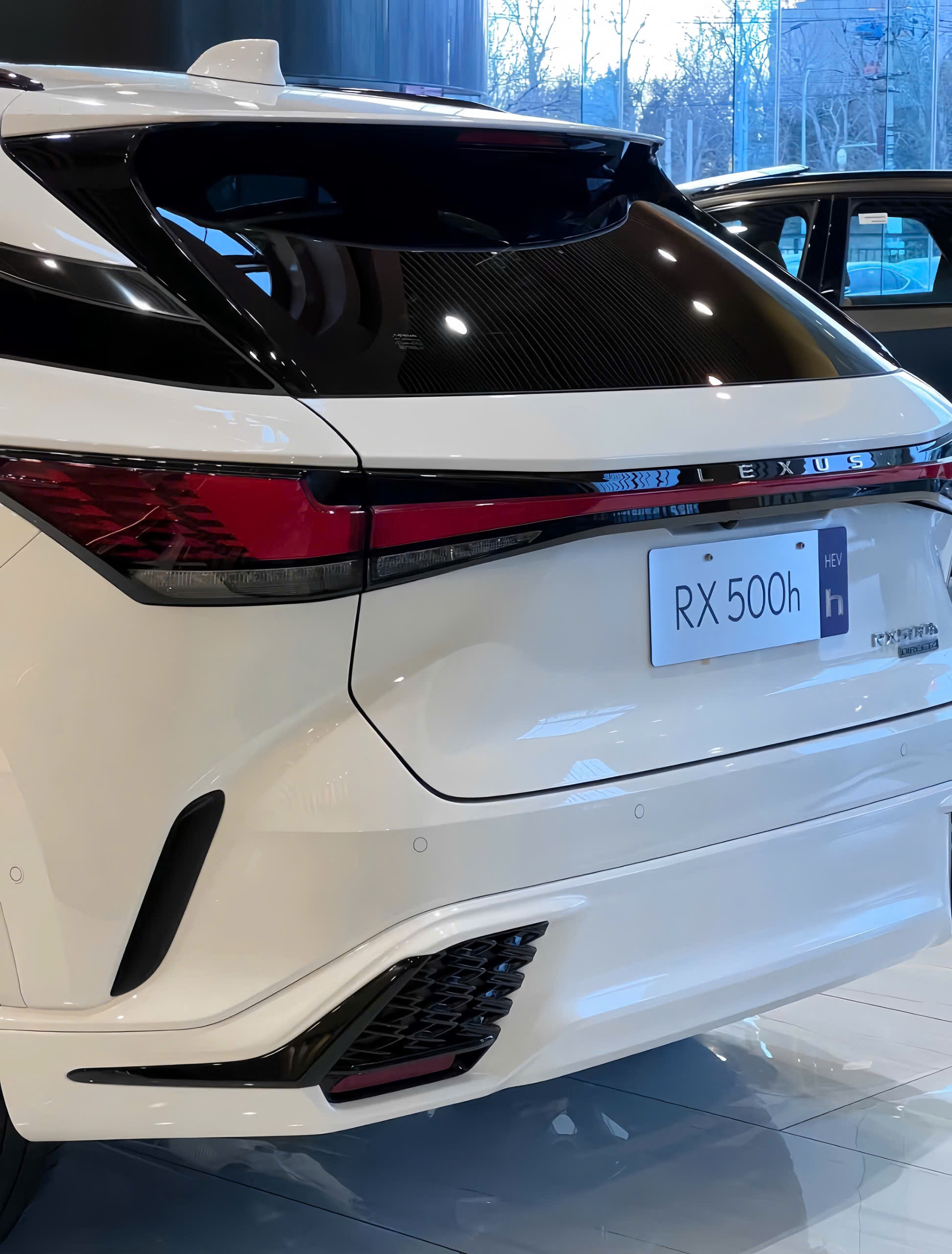 Phía sau Lexus RX 500h 2026 với huy hiệu DIRECT4