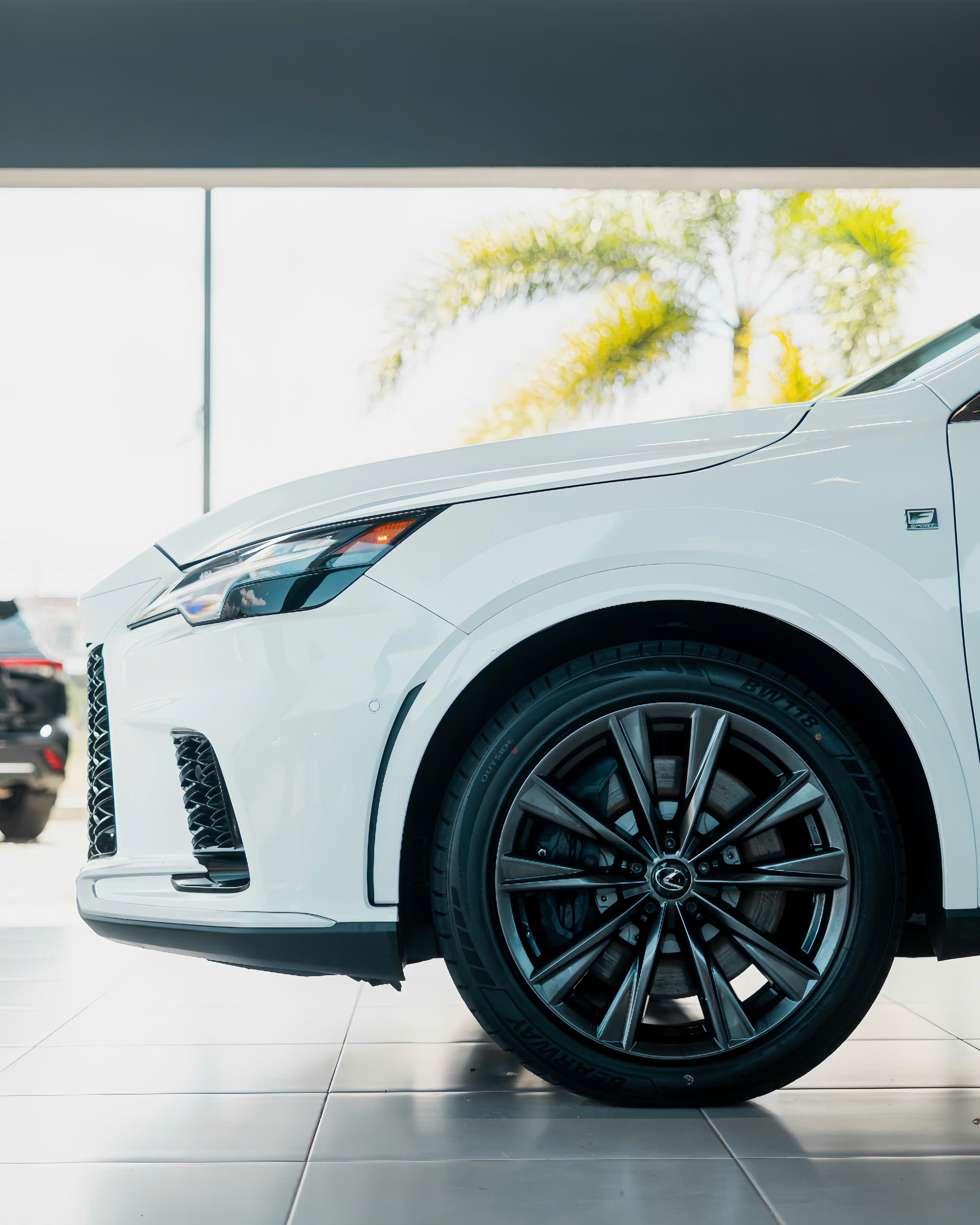 Lexus RX 500h F SPORT Performance Có Gì Đặc Biệt? 15 Lexus RX 500h F SPORT Performance Có Gì Đặc Biệt? Mâm xe và logo F SPORT trên Lexus RX 500h F SPORT Performance