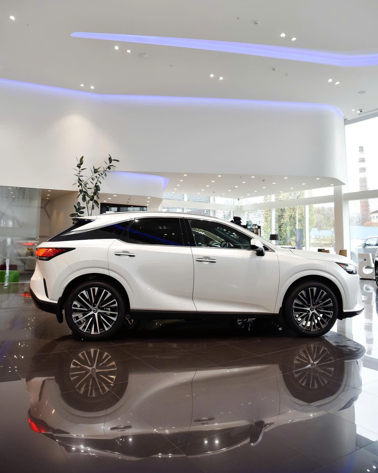 Ngoại thất Lexus RX 350h Premium tại Việt Nam