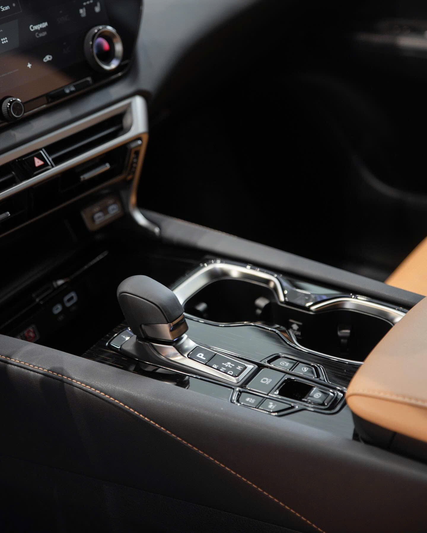 Cần số và bệ điều khiển Lexus RX 350h Premium 2026