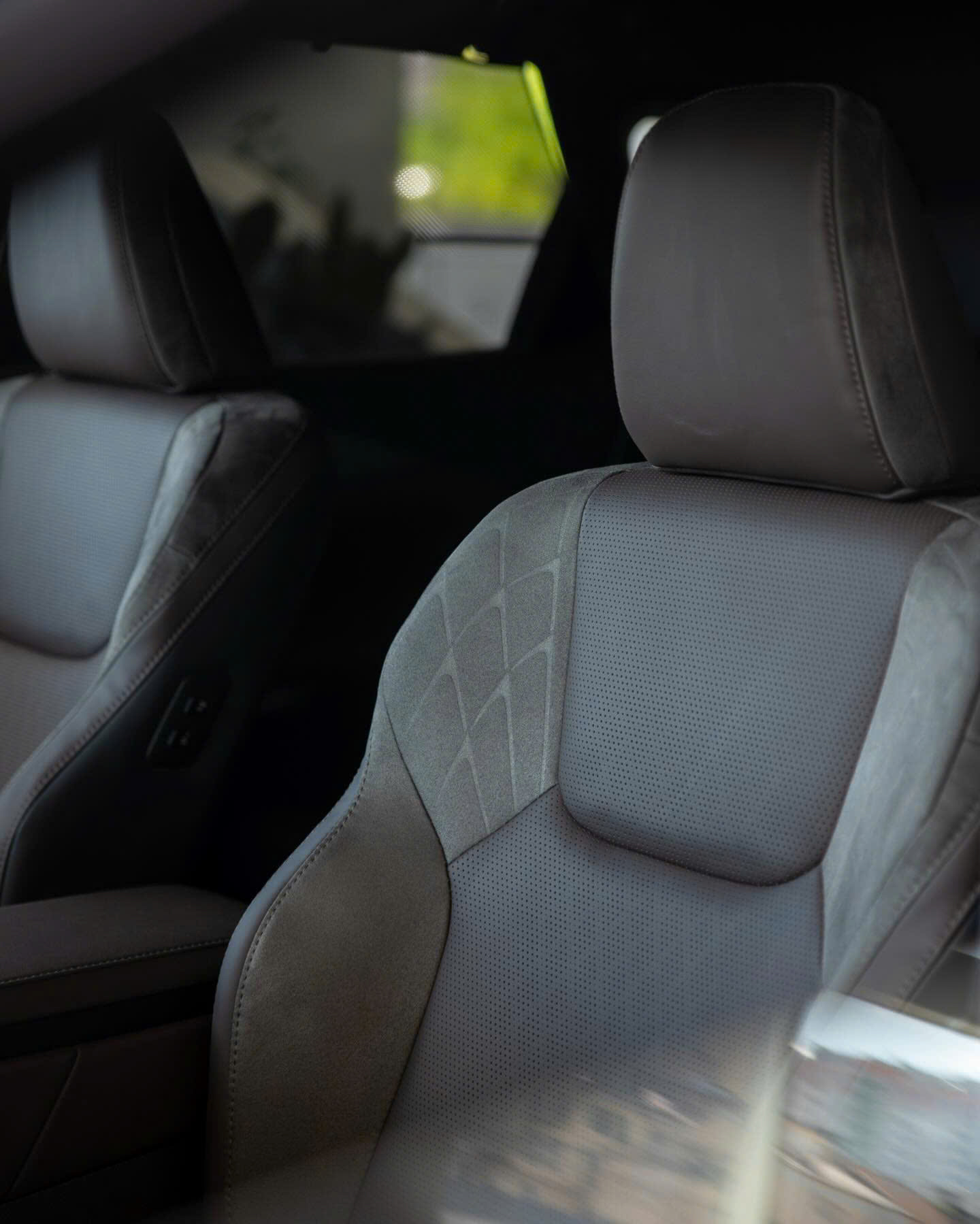 Ghế trước Lexus RX 350h Luxury 2026 màu tối