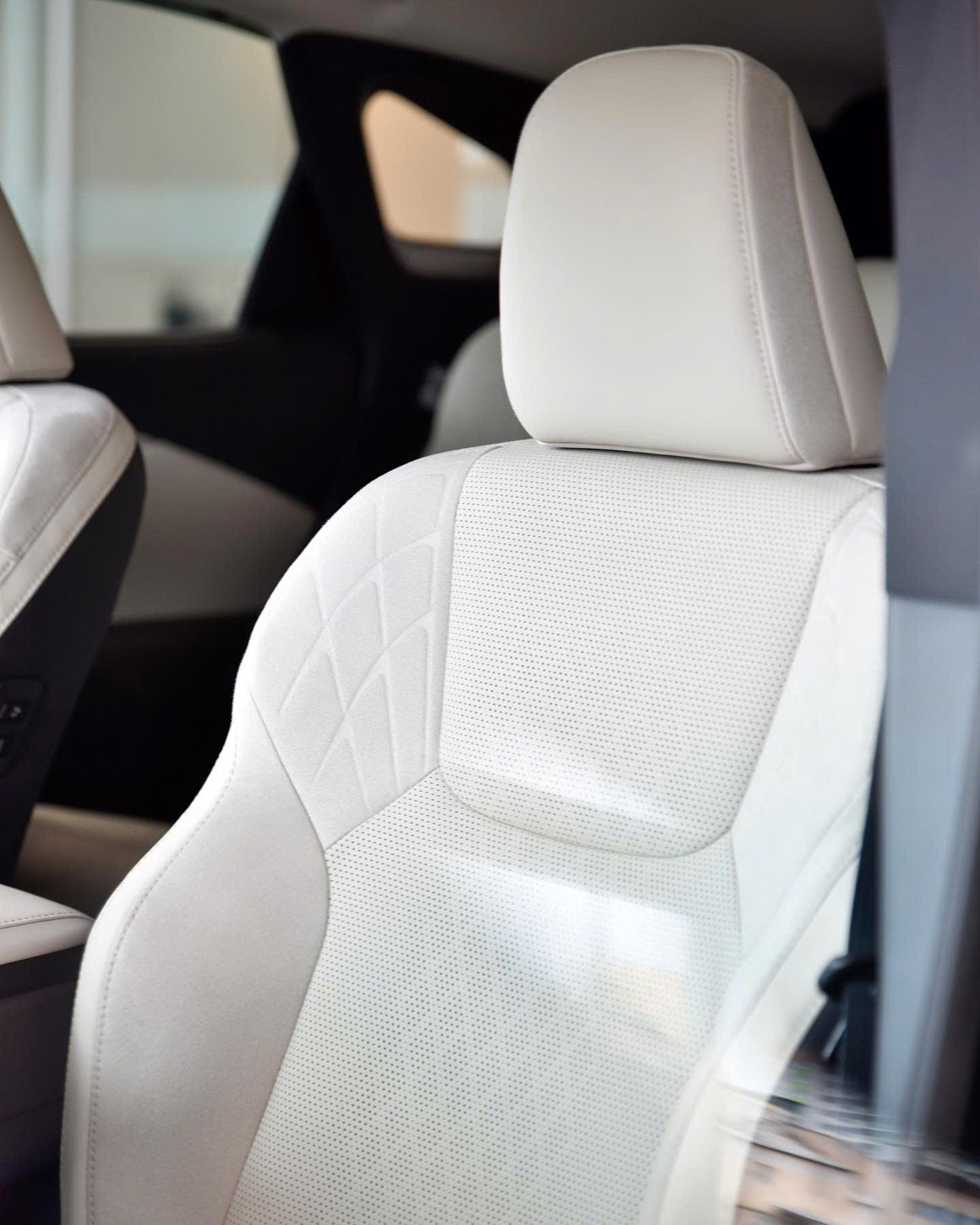 Ghế trước nội thất Lexus RX 350h Luxury 2026 màu sáng