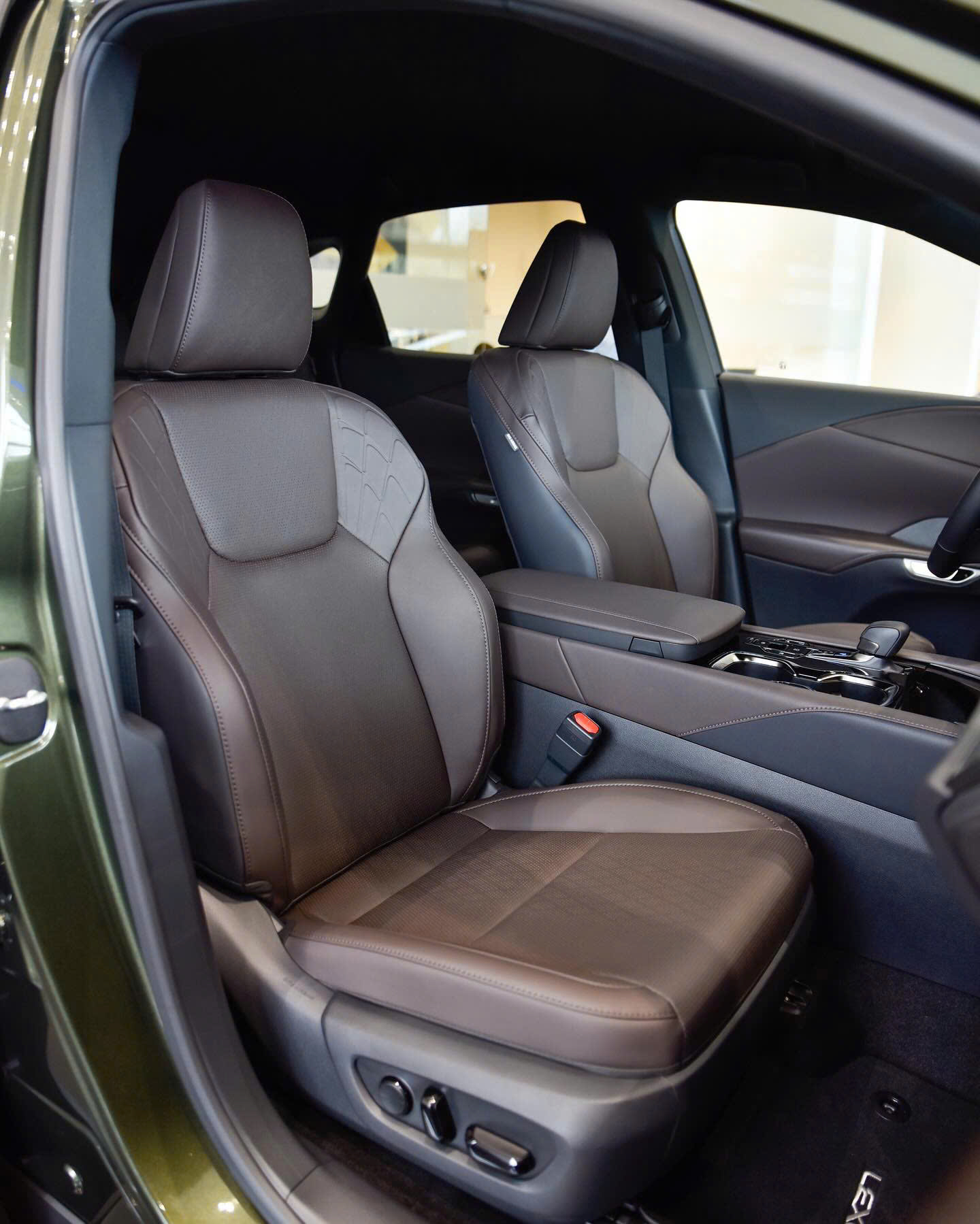 Ghế trước Lexus RX 350h Premium 2026 màu nâu đậm