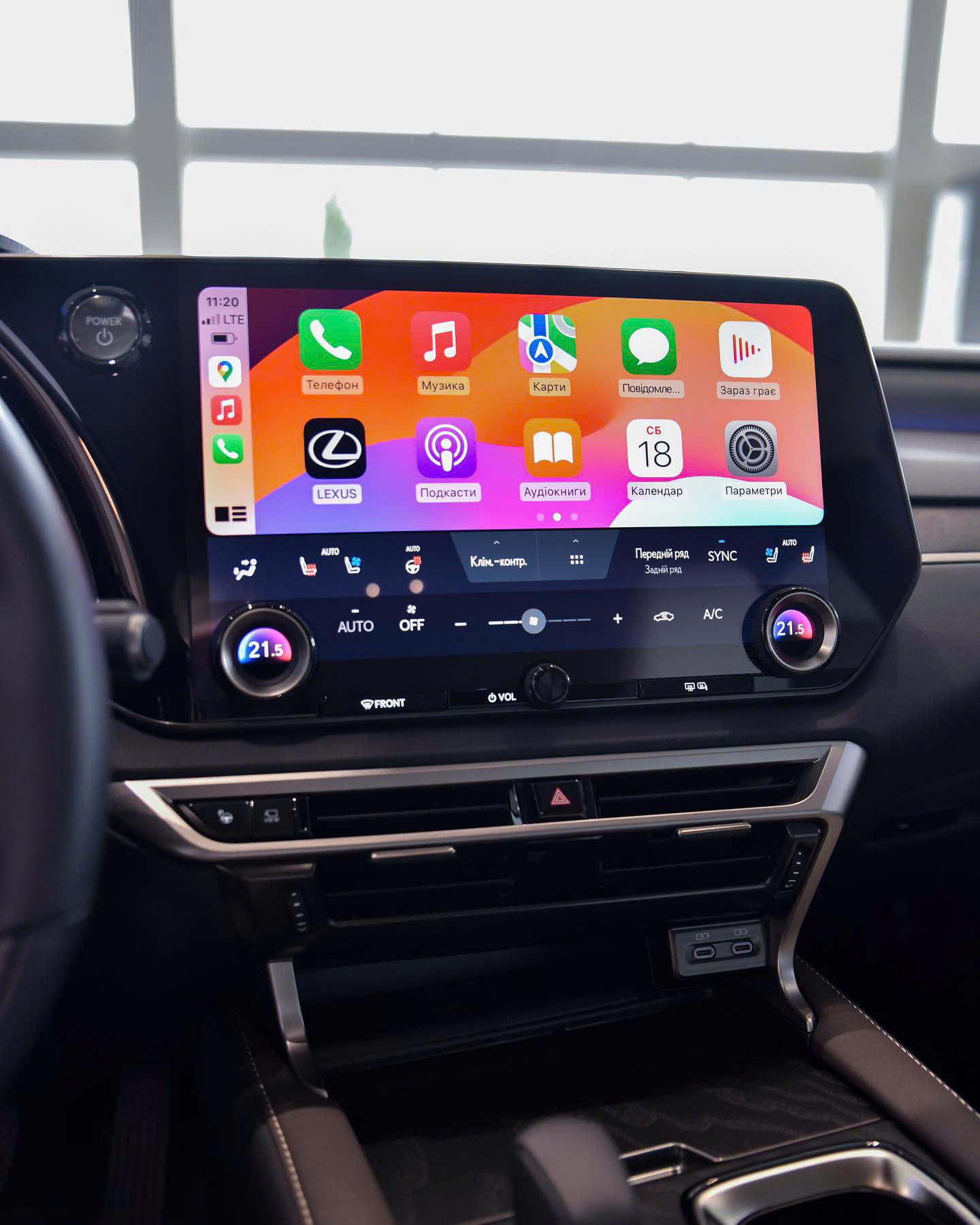 Màn hình trung tâm nội thất Lexus RX 350h Luxury hỗ trợ Apple CarPlay